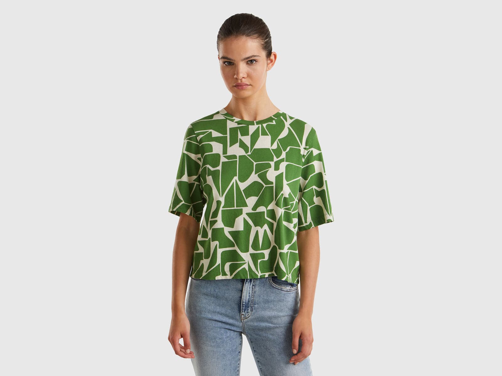 يونايتد كولورز اوف بينيتون تي شيرت نسائي بأكمام قصيرة ومطبوع وياقة دائرية