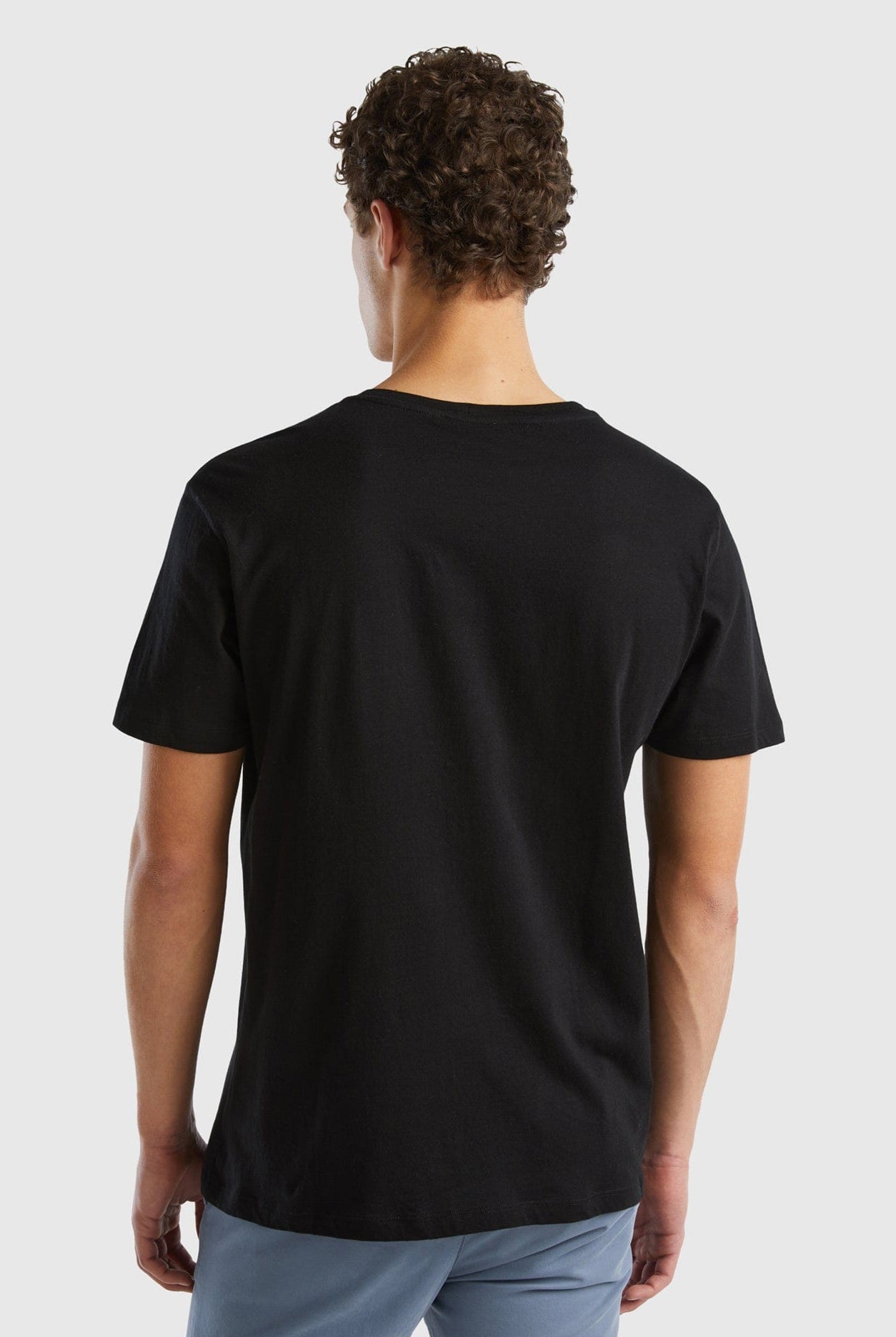 يونايتد كولورز اوف بينيتون تي شيرت بطبعة أمامية نص كم رجالي