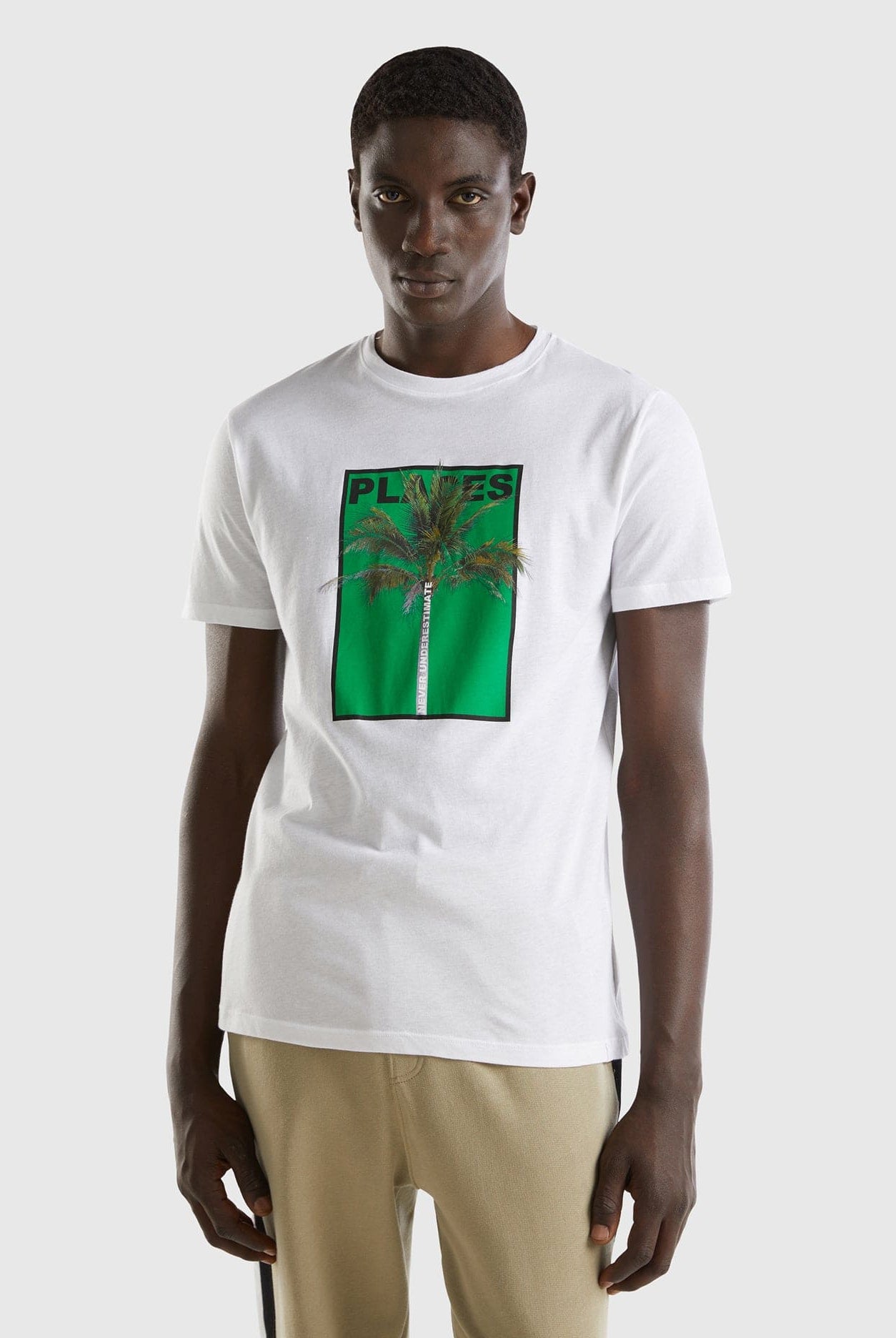 يونايتد كولورز اوف بينيتون تي شيرت بطبعة أمامية نص كم رجالي