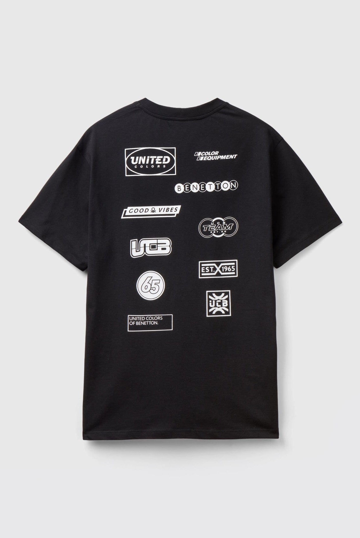 يونايتد كولورز اوف بينيتون تي شيرت رجالي بطبعة أمامية نص كم