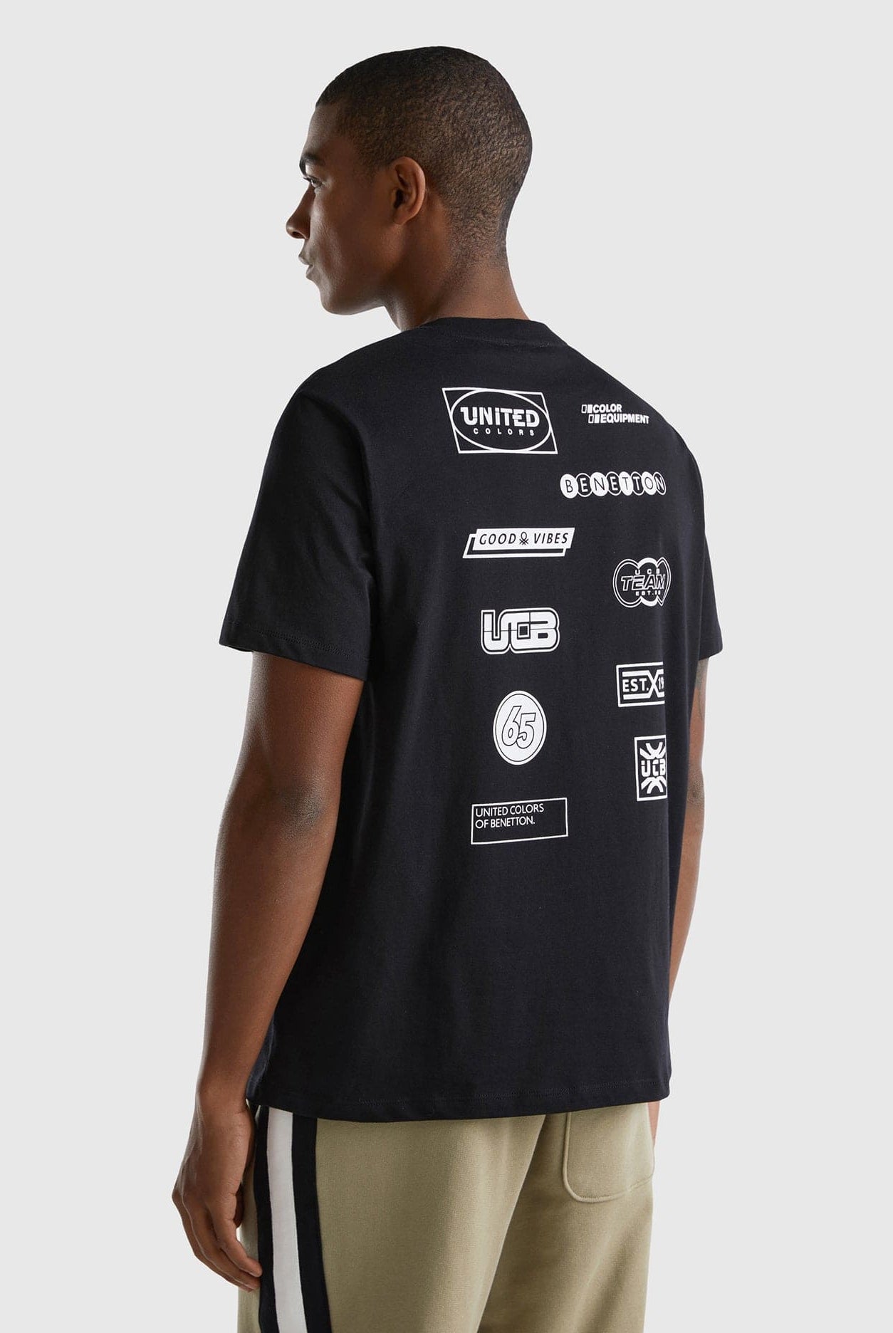 يونايتد كولورز اوف بينيتون تي شيرت رجالي بطبعة أمامية نص كم