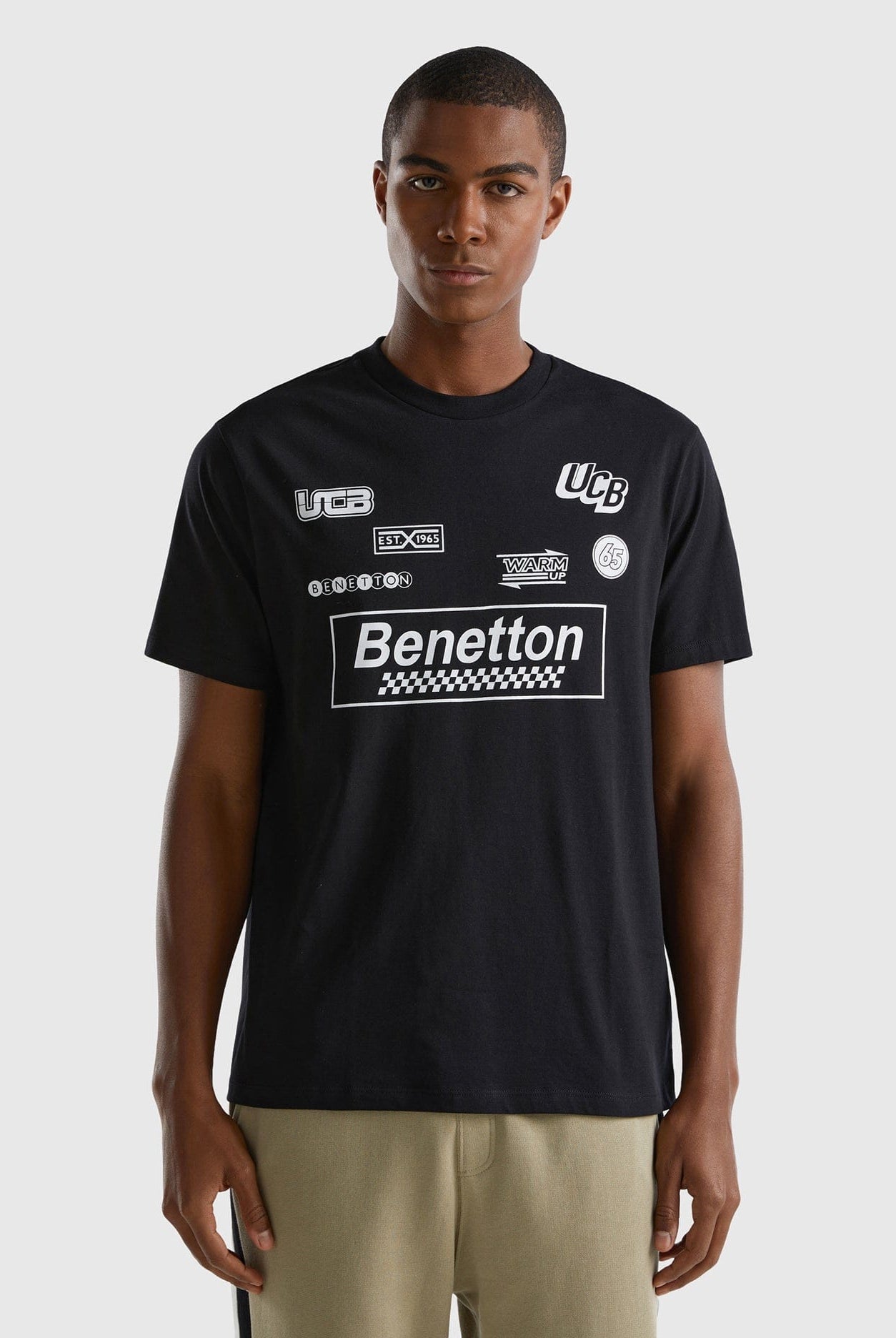 يونايتد كولورز اوف بينيتون تي شيرت رجالي بطبعة أمامية نص كم