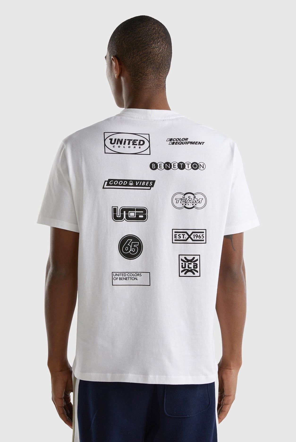 يونايتد كولورز اوف بينيتون تي شيرت رجالي بطبعة أمامية نص كم