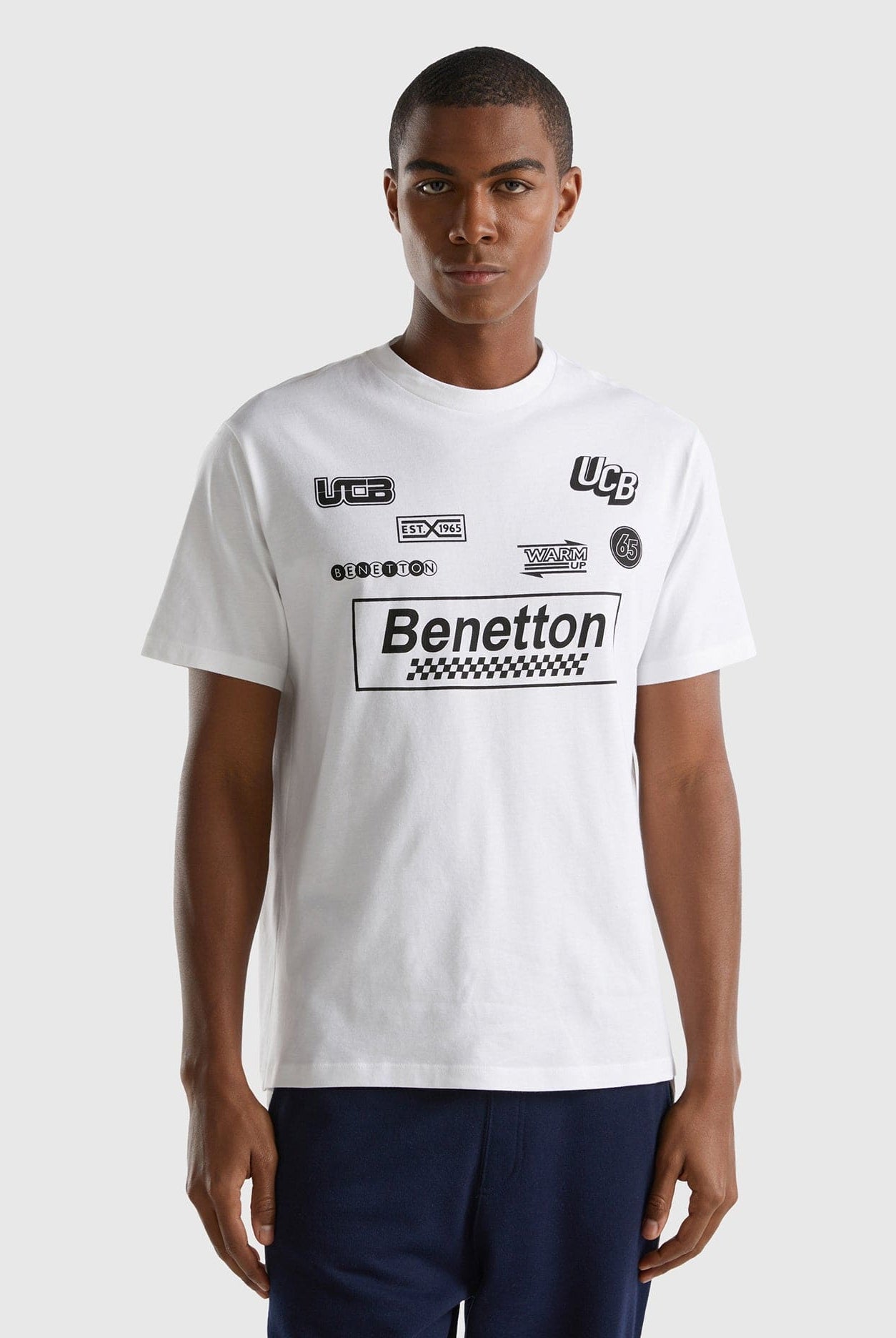 يونايتد كولورز اوف بينيتون تي شيرت رجالي بطبعة أمامية نص كم