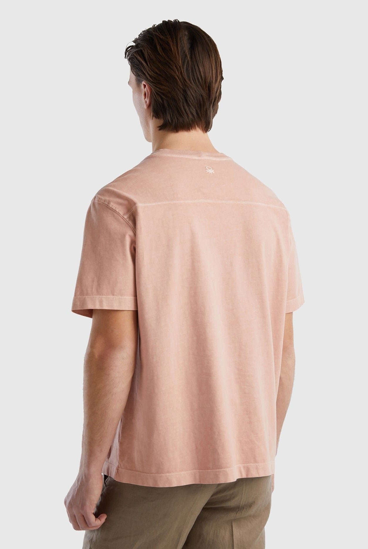 يونايتد كولورز اوف بينيتون قميص رجالي قطن عضوي بنسبة 100% برقبة دائرية