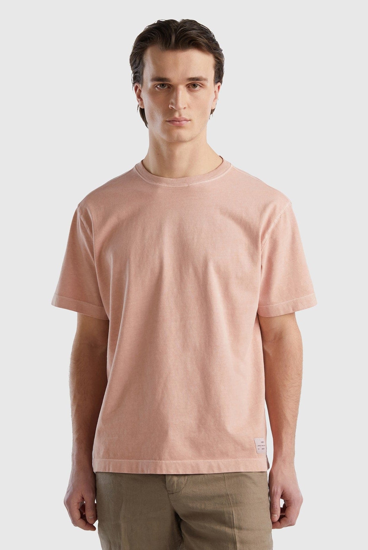 يونايتد كولورز اوف بينيتون قميص رجالي قطن عضوي بنسبة 100% برقبة دائرية