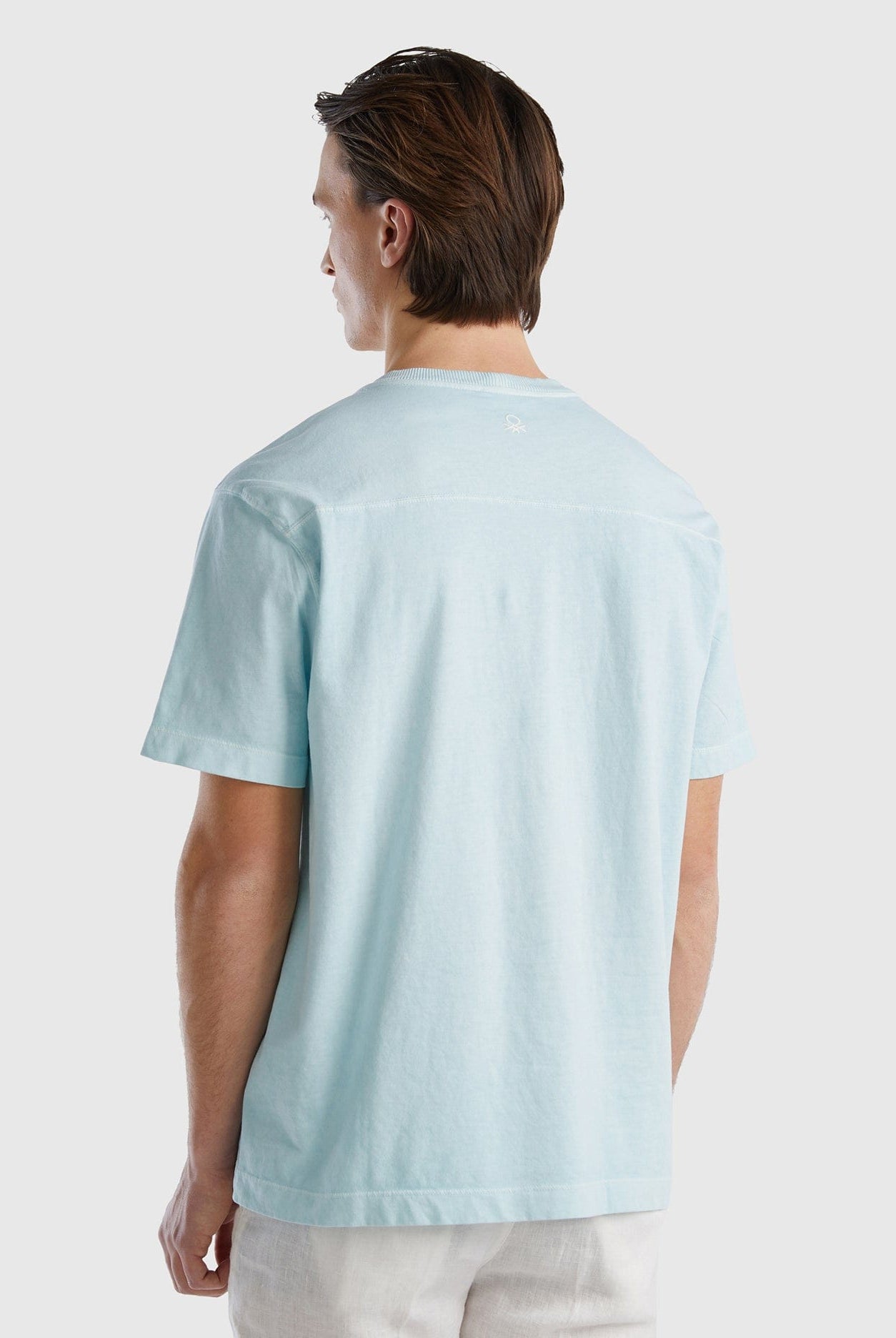 يونايتد كولورز اوف بينيتون قميص رجالي قطن عضوي بنسبة 100% برقبة دائرية