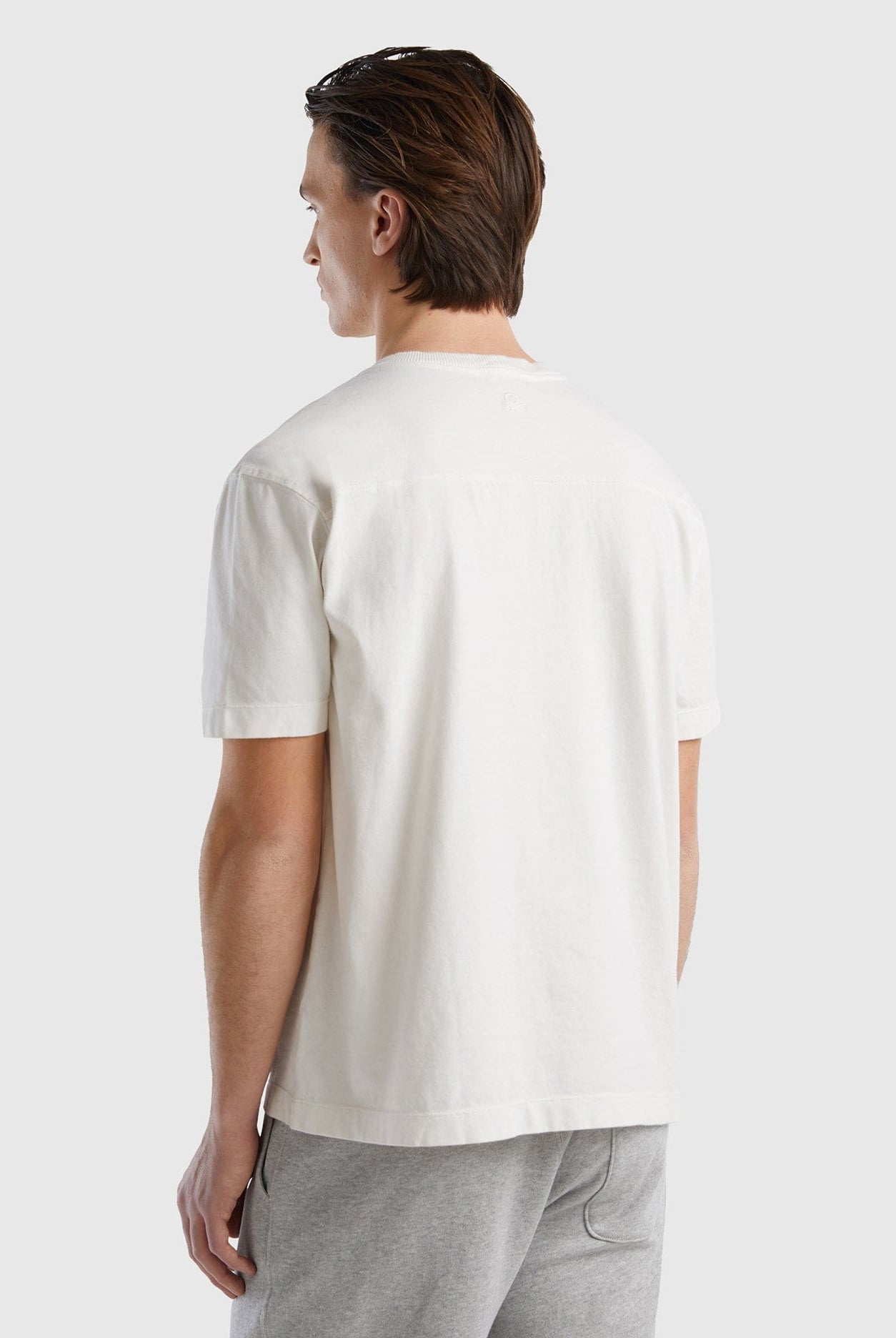 يونايتد كولورز اوف بينيتون قميص رجالي قطن عضوي بنسبة 100% برقبة دائرية