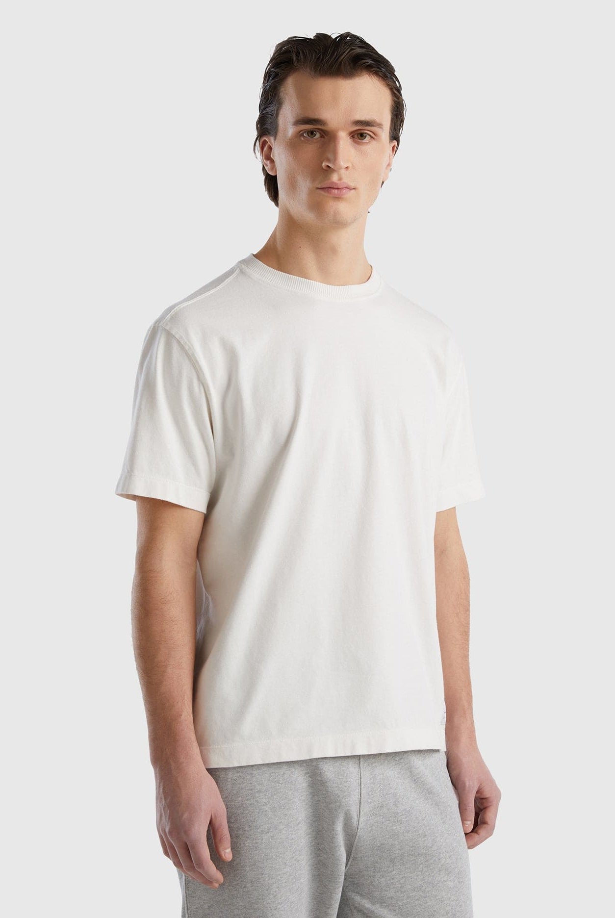 يونايتد كولورز اوف بينيتون قميص رجالي قطن عضوي بنسبة 100% برقبة دائرية