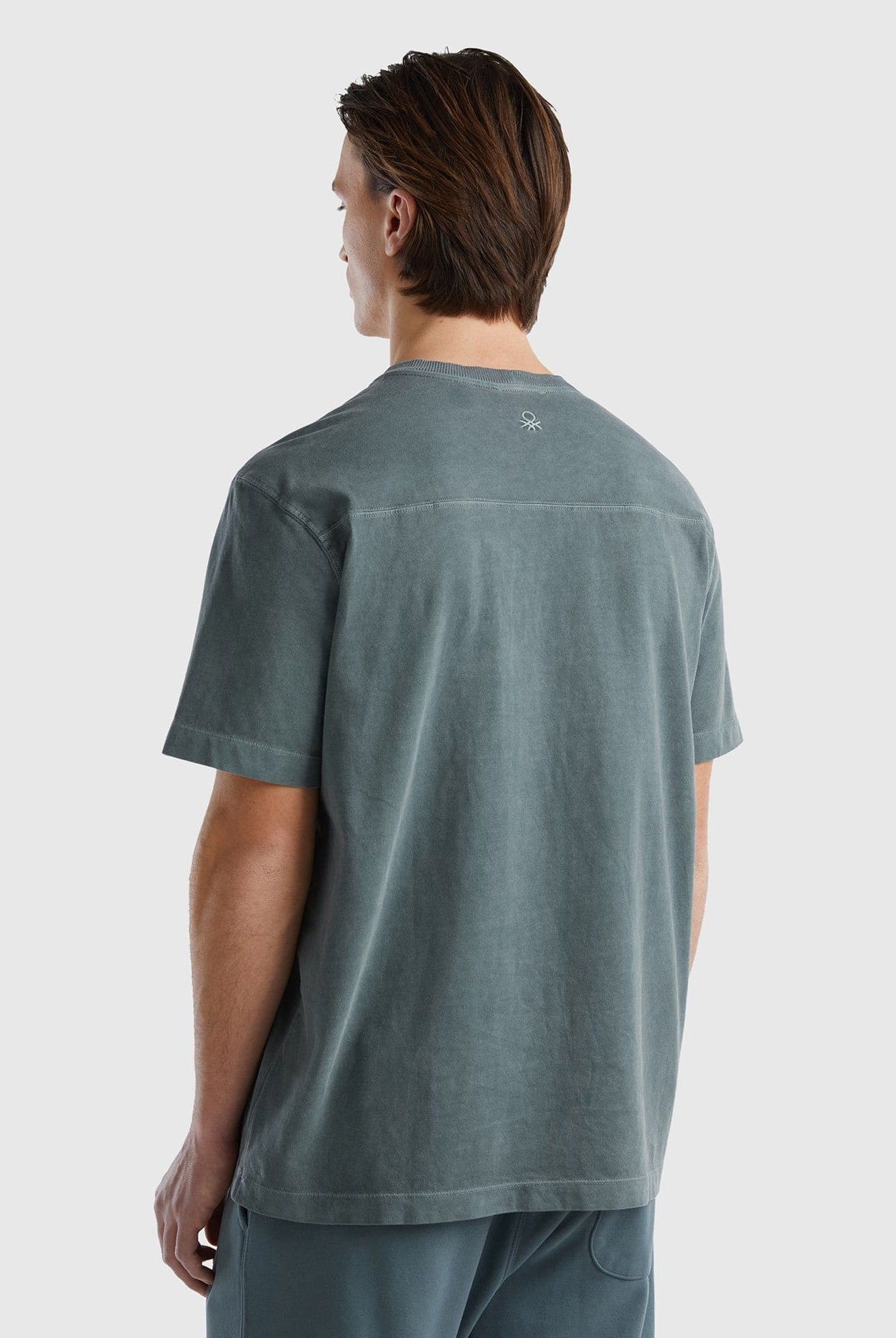 يونايتد كولورز اوف بينيتون قميص رجالي قطن عضوي بنسبة 100% برقبة دائرية