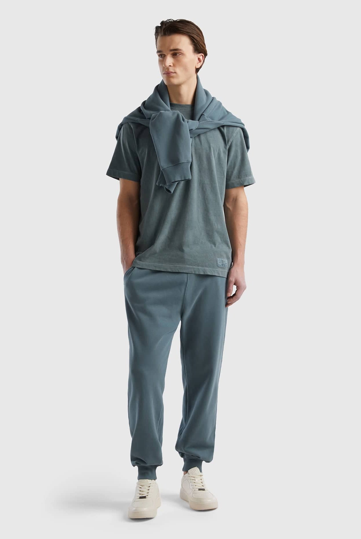 يونايتد كولورز اوف بينيتون قميص رجالي قطن عضوي بنسبة 100% برقبة دائرية