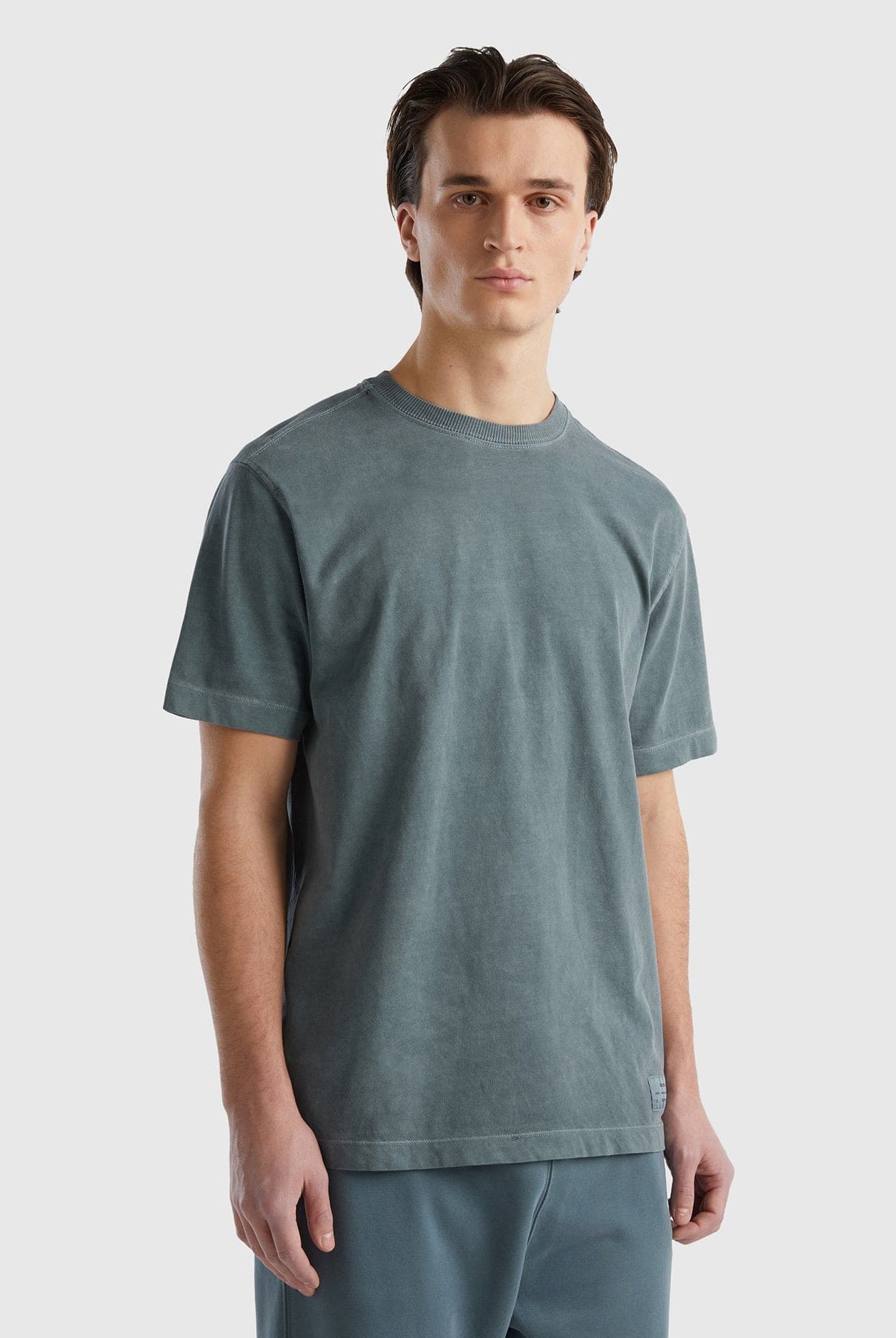 يونايتد كولورز اوف بينيتون قميص رجالي قطن عضوي بنسبة 100% برقبة دائرية