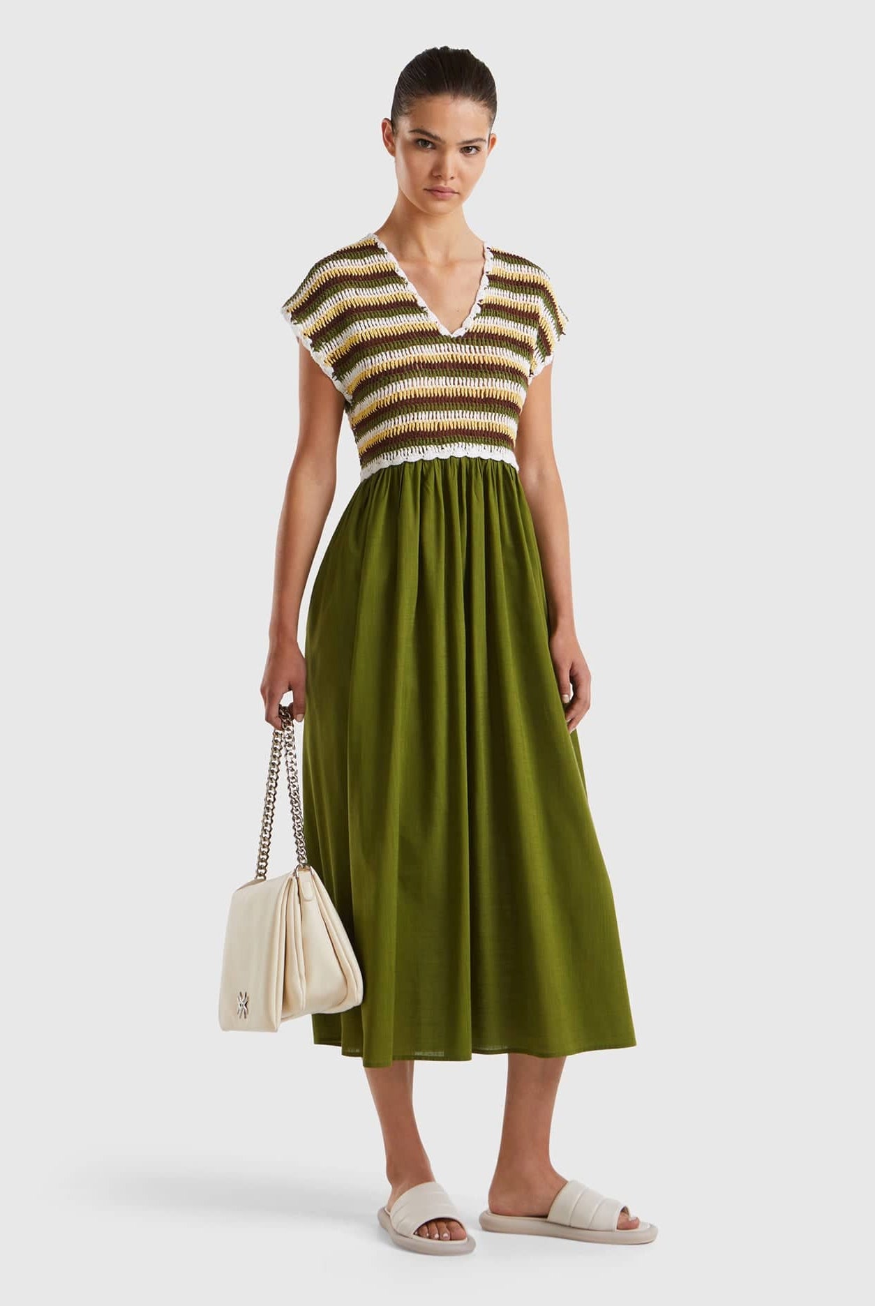 يونايتد كولورز اوف بينيتون فستان نسائي ميدي بدون اكمام ورقبة شكل v مطرز من الاعلى