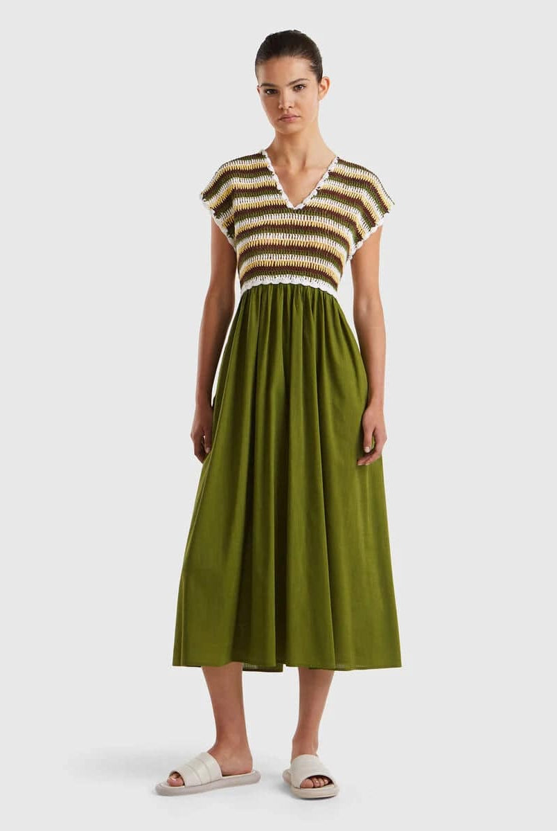 يونايتد كولورز اوف بينيتون فستان نسائي ميدي بدون اكمام ورقبة شكل v مطرز من الاعلى