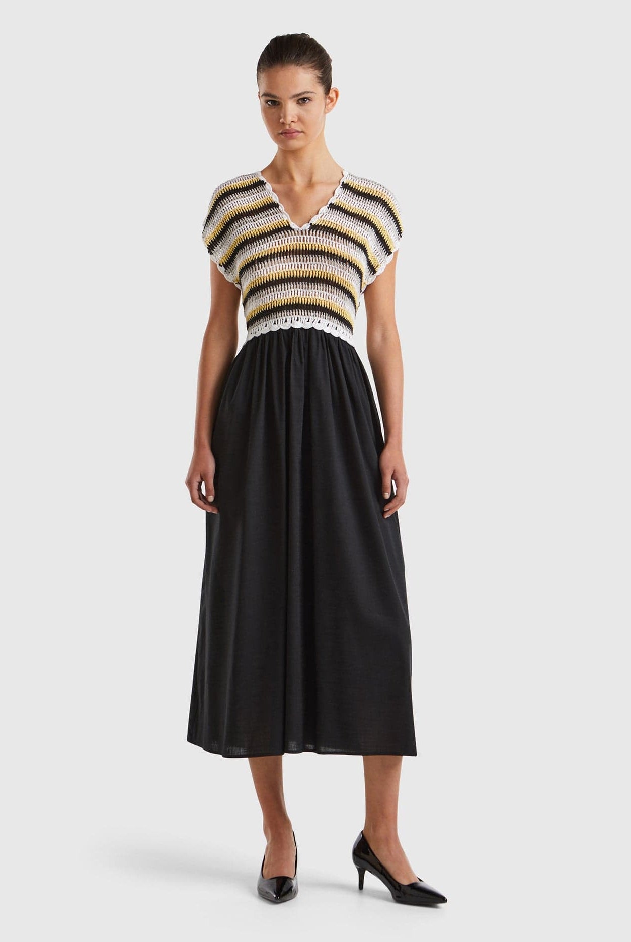 يونايتد كولورز اوف بينيتون فستان نسائي ميدي بدون اكمام ورقبة شكل v مطرز من الاعلى