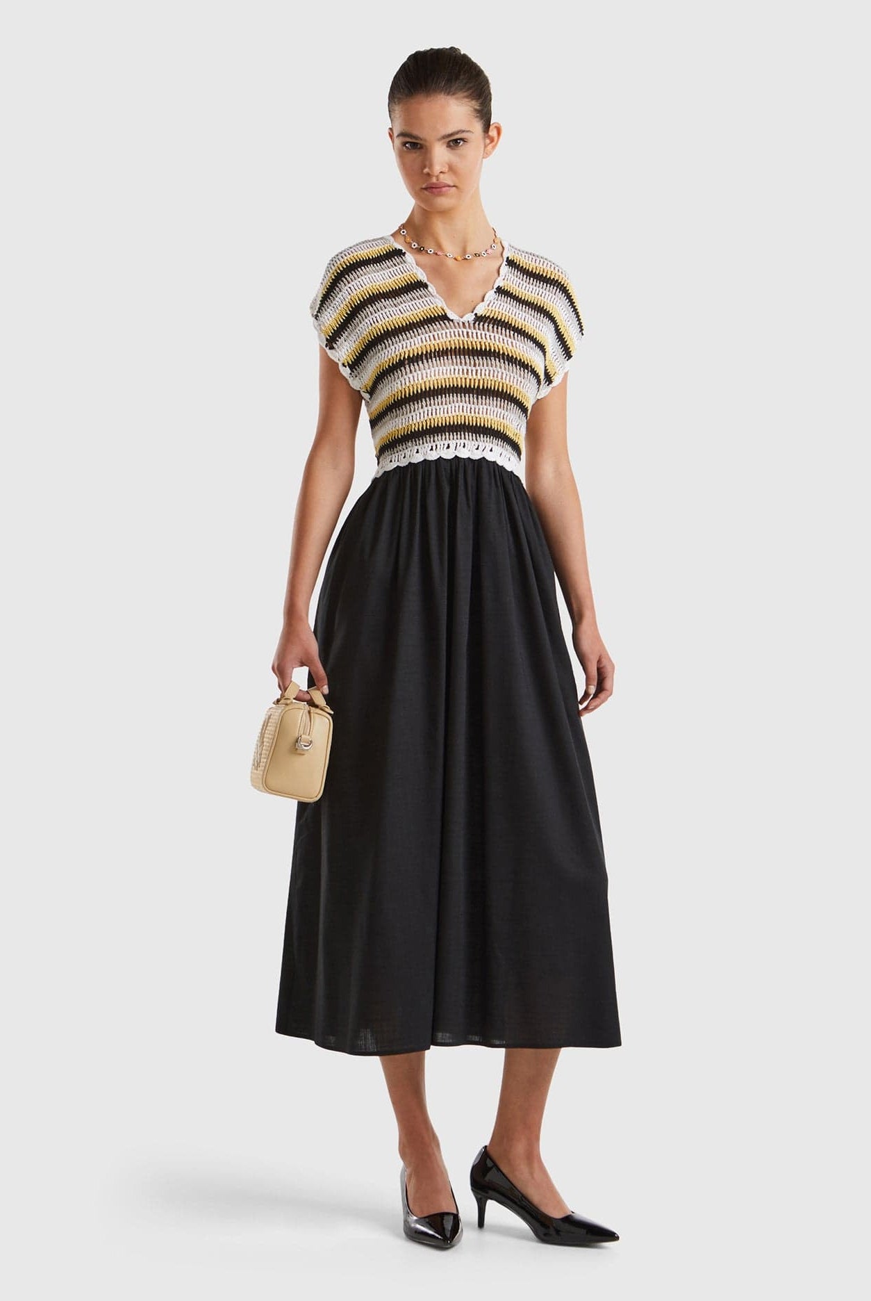 يونايتد كولورز اوف بينيتون فستان نسائي ميدي بدون اكمام ورقبة شكل v مطرز من الاعلى