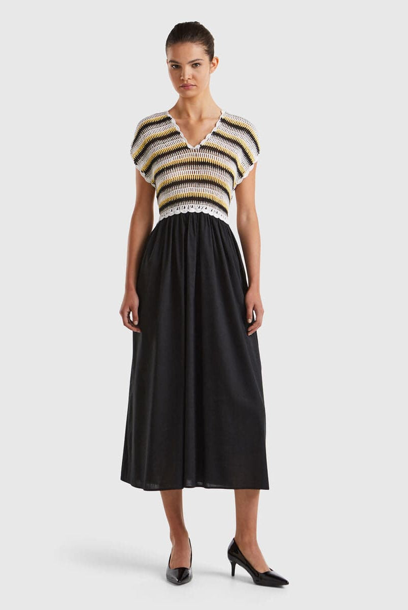 يونايتد كولورز اوف بينيتون فستان نسائي ميدي بدون اكمام ورقبة شكل v مطرز من الاعلى