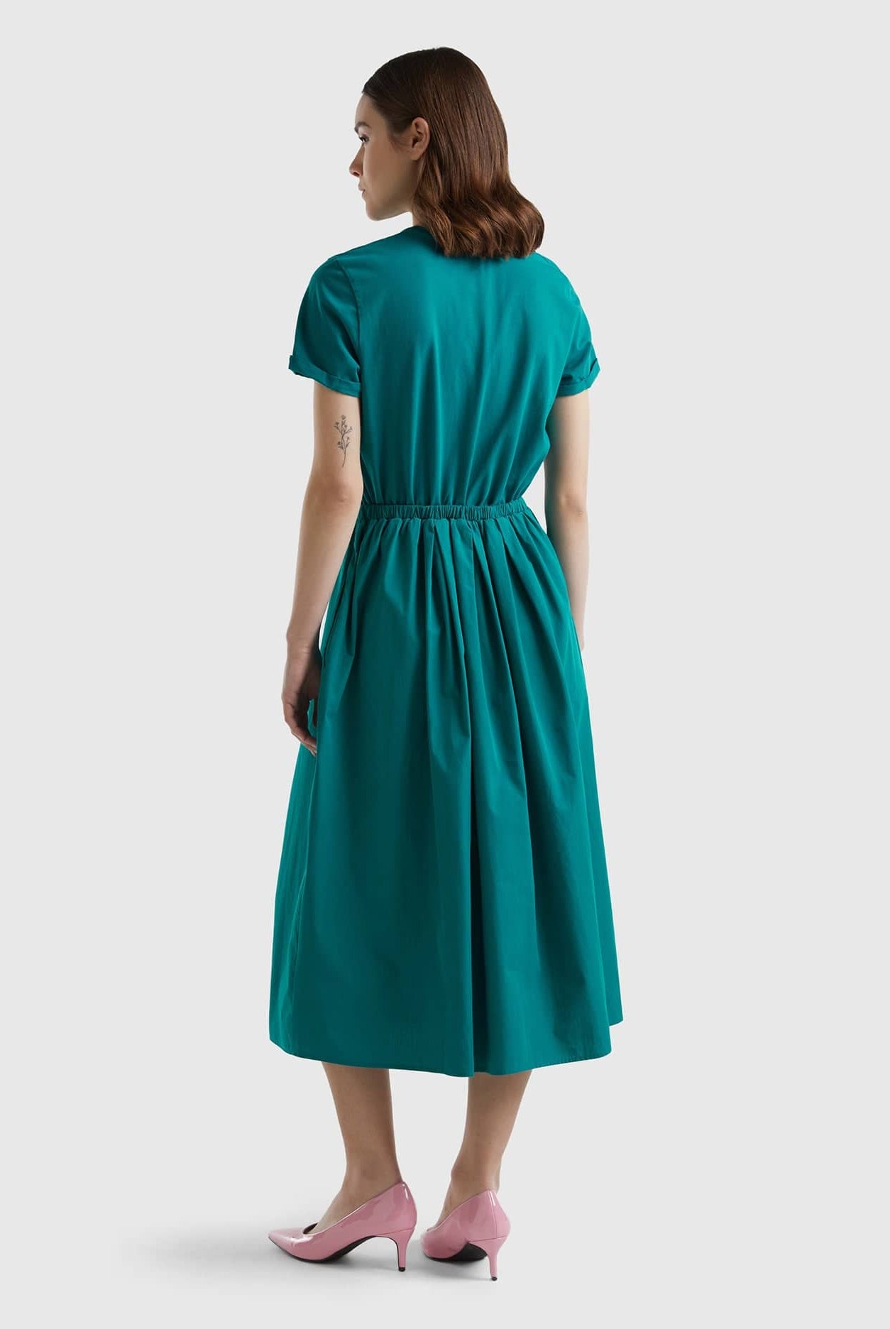 يونايتد كولورز اوف بينيتون فستان طويل من القطن بخصر مطاطي للنساء