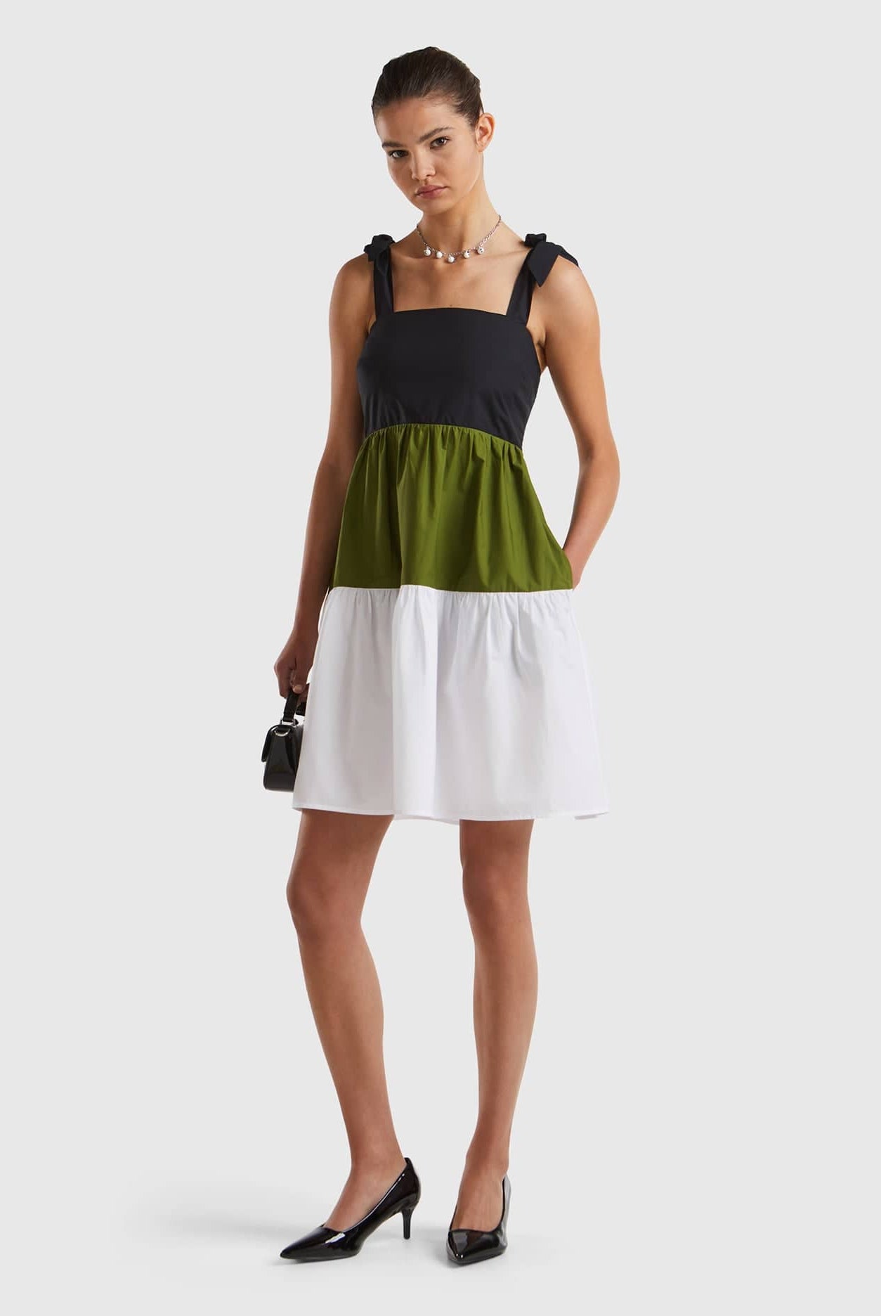 يونايتد كولورز اوف بينيتون فستان نسائي قصير بدون اكمام وبفيونكة على الحمالات