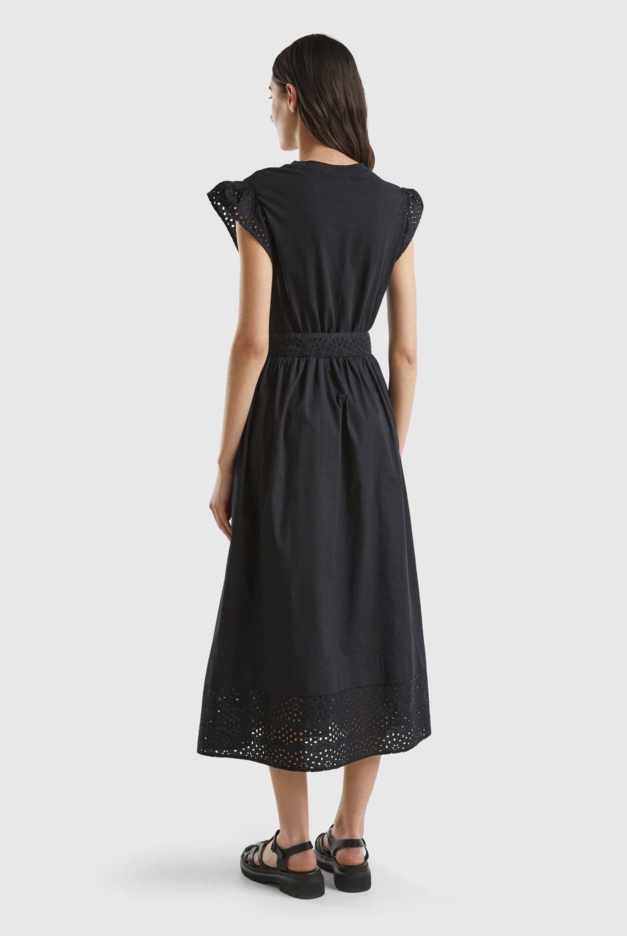 يونايتد كولورز اوف بينيتون فستان ميدي أسود بأكمام فراشة مخرمة للنساء