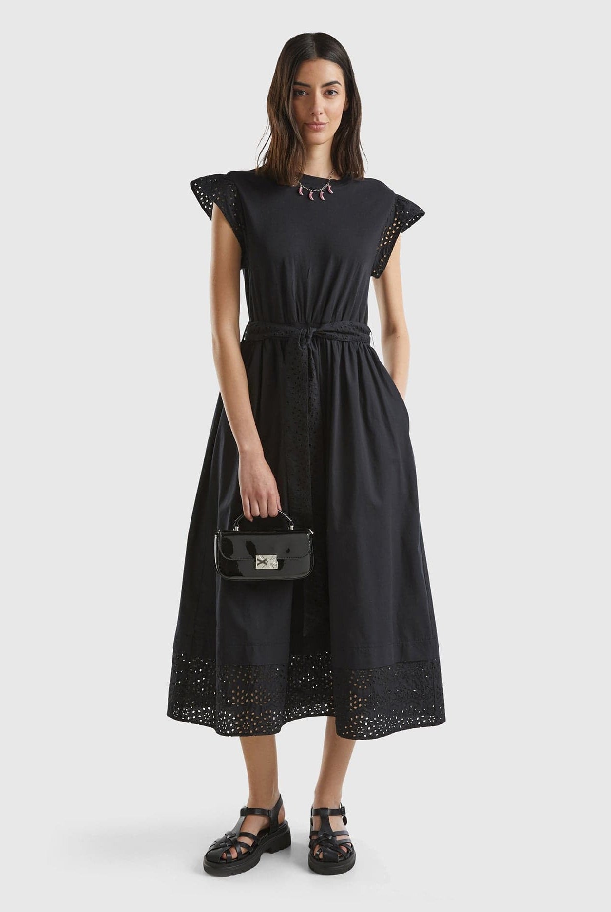 يونايتد كولورز اوف بينيتون فستان ميدي أسود بأكمام فراشة مخرمة للنساء