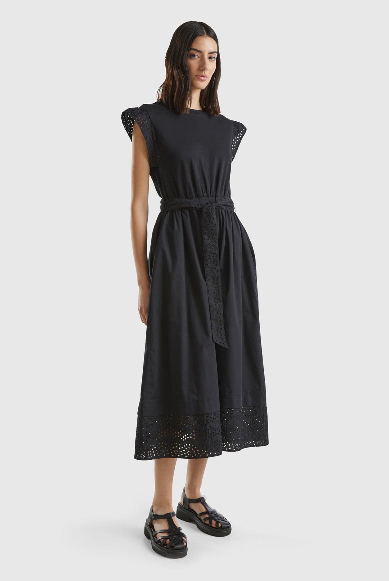 يونايتد كولورز اوف بينيتون فستان ميدي أسود بأكمام فراشة مخرمة للنساء