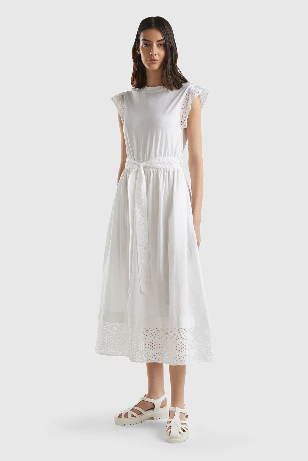 يونايتد كولورز اوف بينيتون فستان ميدي أسود بأكمام فراشة مخرمة للنساء