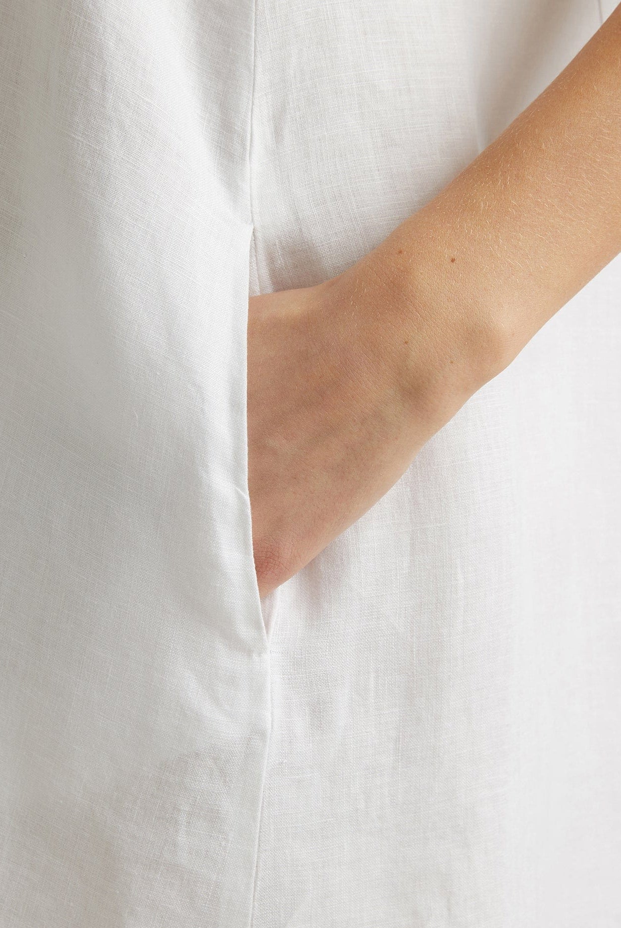 يونايتد كولورز اوف بينيتون فستان قصير نسائي بدون أكمام من الكتان الخالص