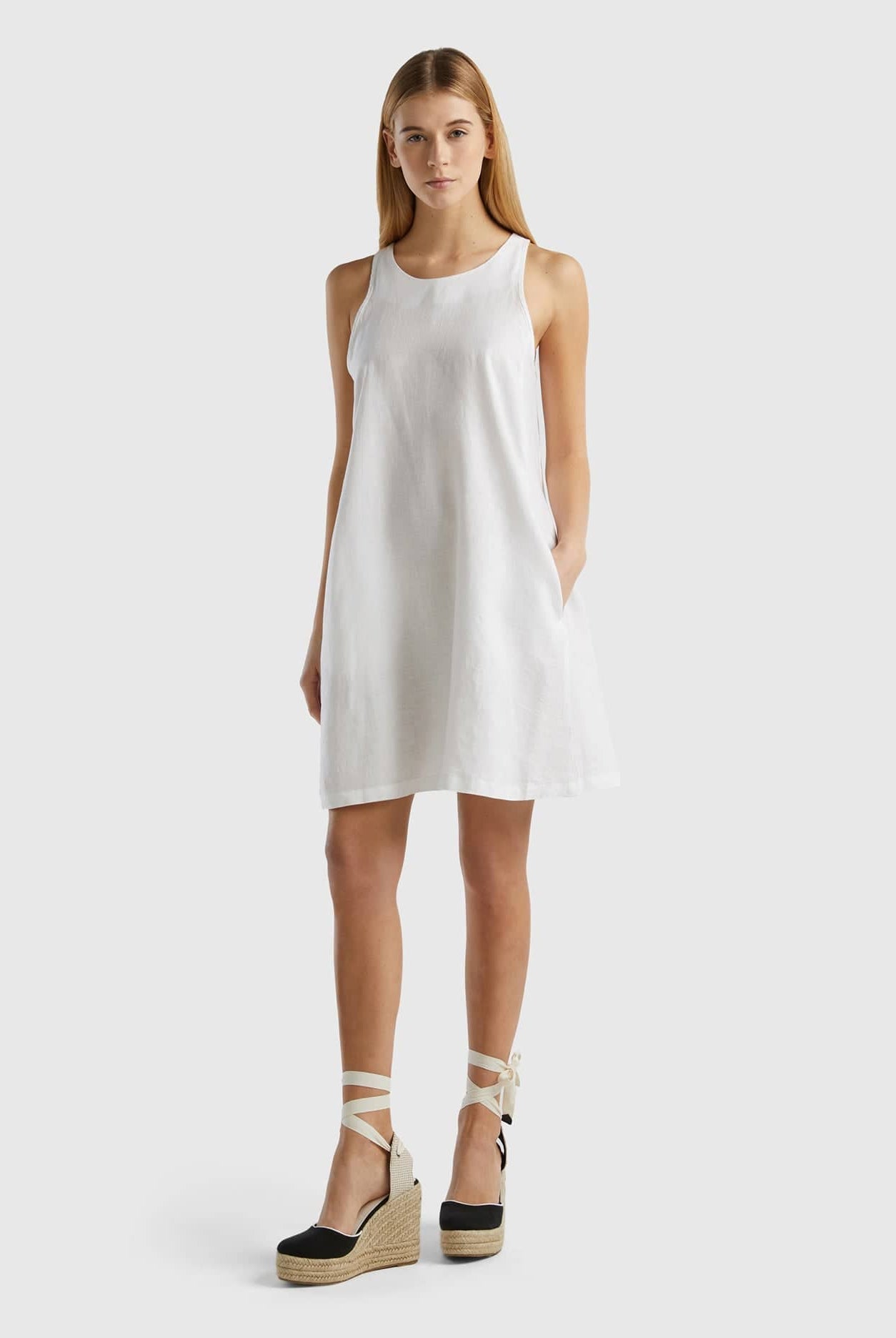 يونايتد كولورز اوف بينيتون فستان قصير نسائي بدون أكمام من الكتان الخالص