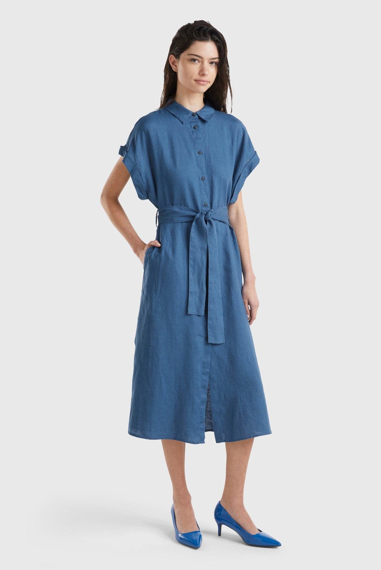 يونايتد كولورز اوف بينيتون فستان نسائي ميدي بأزرار أمامية كم قصير وحزام عند الخصر