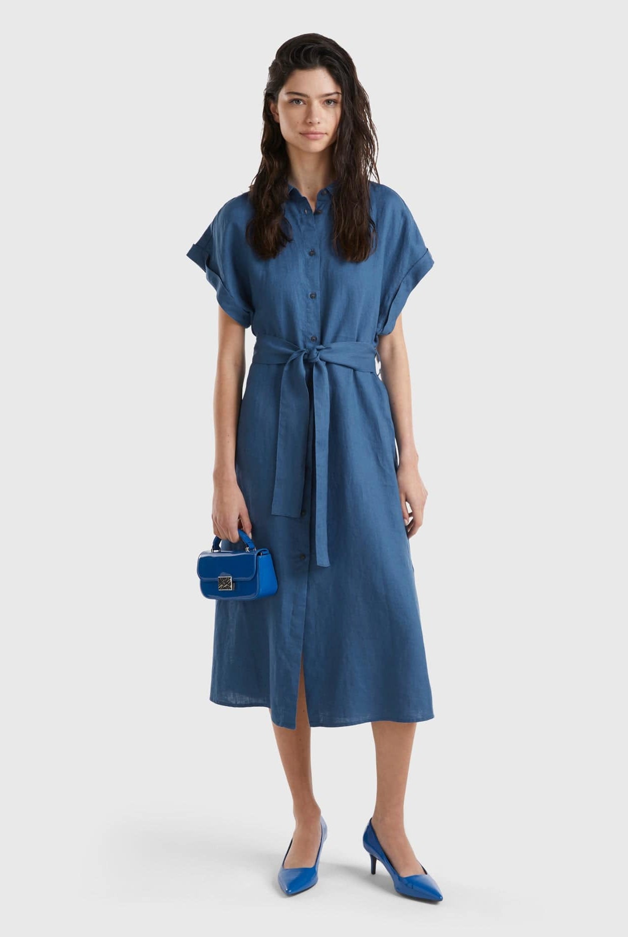 يونايتد كولورز اوف بينيتون فستان نسائي ميدي بأزرار أمامية كم قصير وحزام عند الخصر