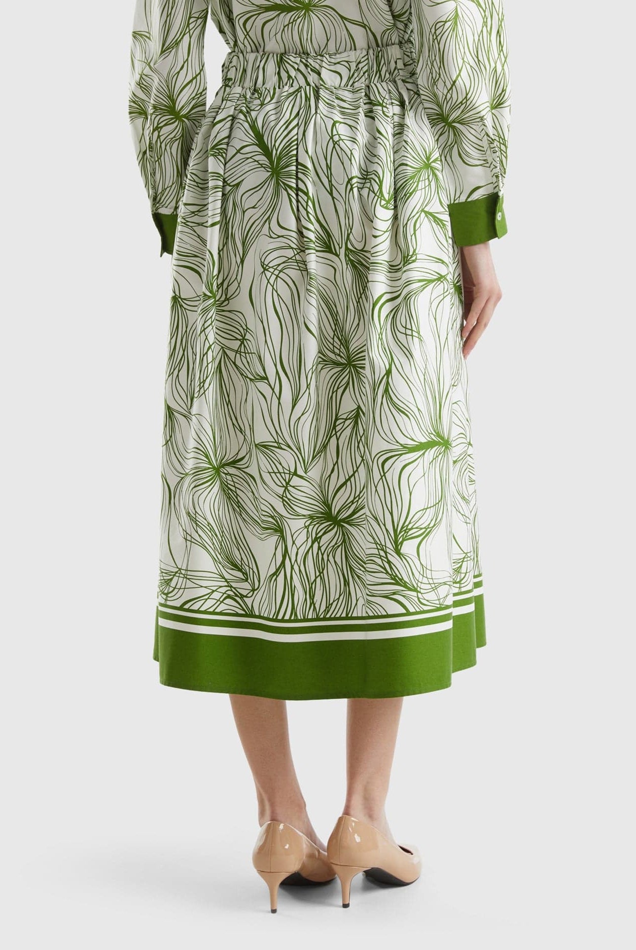 خصومات يونايتد كولورز اوف بينيتون تنورة ميدي من مزيج القطن منقوشة بالكامل بخصر مجمع للنساء