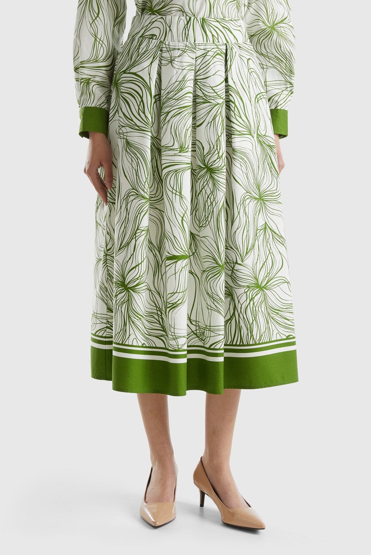 خصومات يونايتد كولورز اوف بينيتون تنورة ميدي من مزيج القطن منقوشة بالكامل بخصر مجمع للنساء