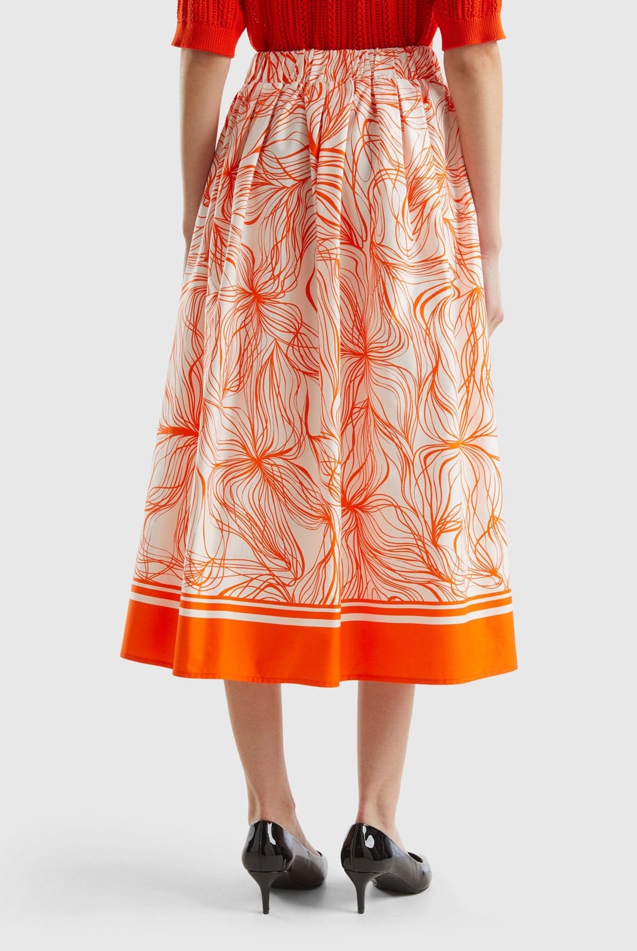 خصومات يونايتد كولورز اوف بينيتون تنورة ميدي من مزيج القطن منقوشة بالكامل بخصر مجمع للنساء