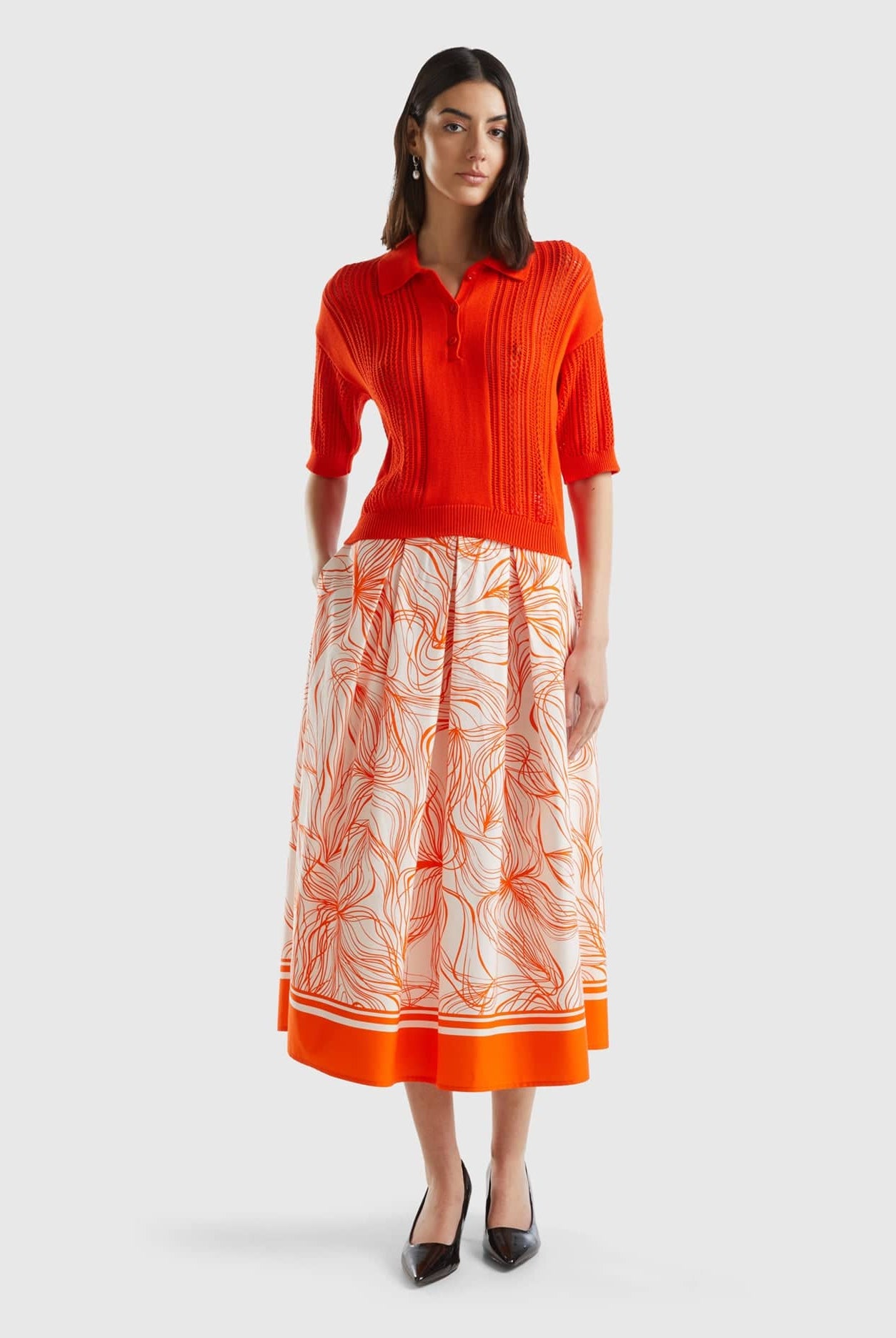 خصومات يونايتد كولورز اوف بينيتون تنورة ميدي من مزيج القطن منقوشة بالكامل بخصر مجمع للنساء