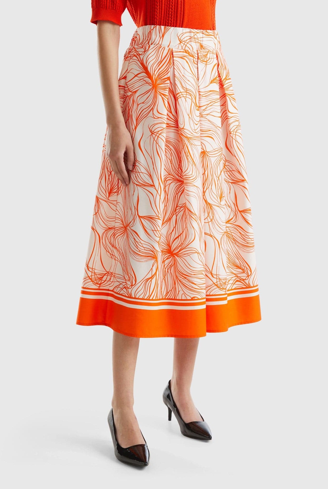 خصومات يونايتد كولورز اوف بينيتون تنورة ميدي من مزيج القطن منقوشة بالكامل بخصر مجمع للنساء