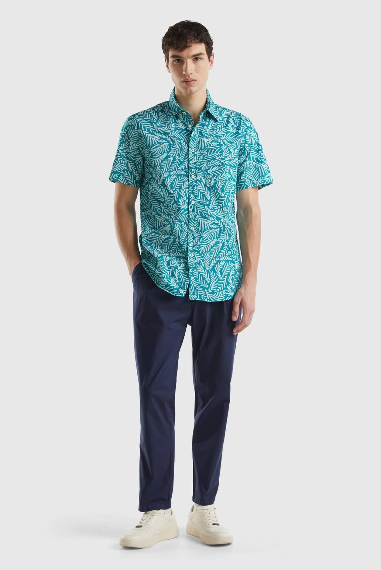 يونايتد كولورز اوف بينيتون بنطلون تشينو من القطن مزود بأربعة جيوب وفتحات للحزام