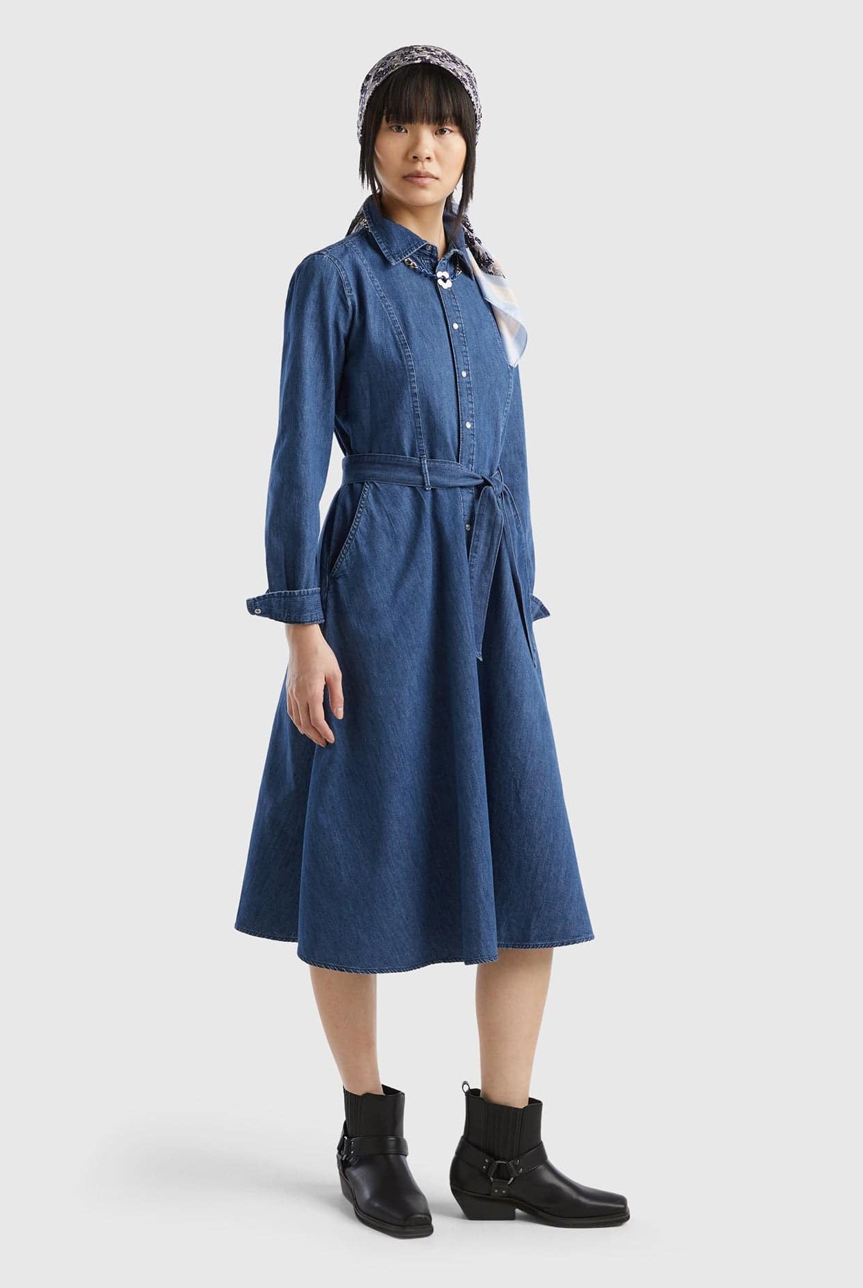 يونايتد كولورز اوف بينيتون فستان ميدي قميص جينز نسائي بحزام عالخصر وازرار