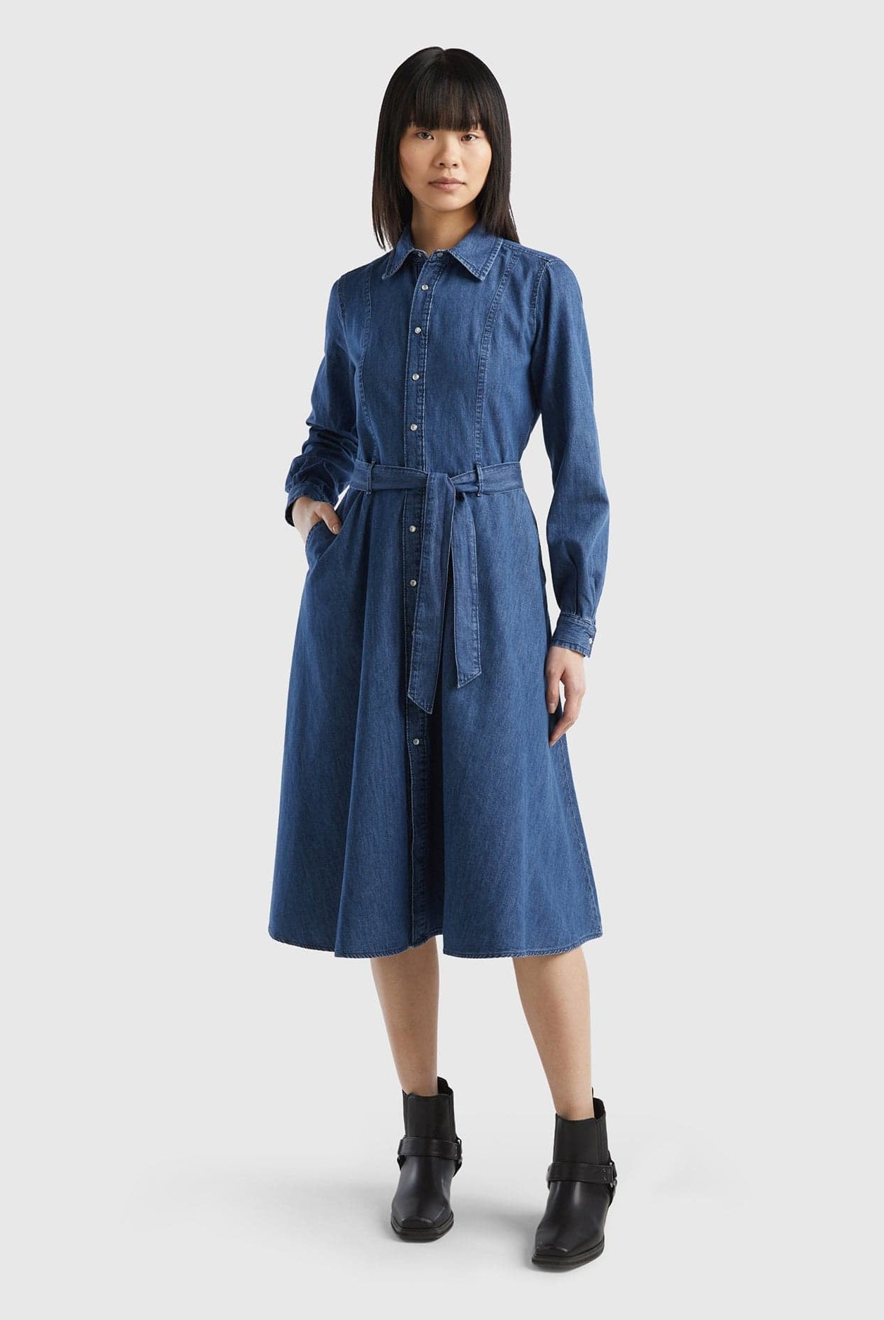 يونايتد كولورز اوف بينيتون فستان ميدي قميص جينز نسائي بحزام عالخصر وازرار