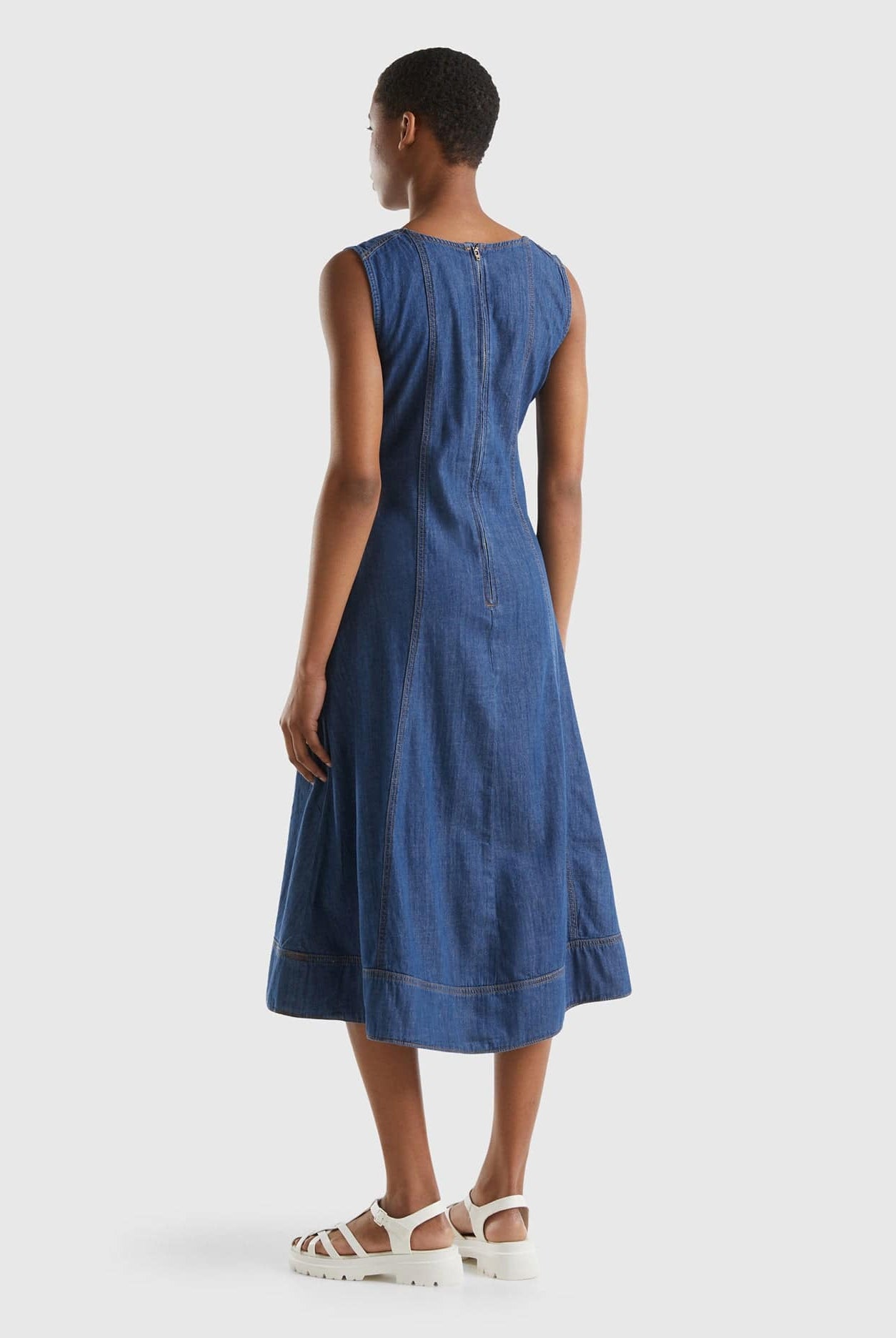 يونايتد كولورز اوف بينيتون فستان ميدي من مزيج القطن مع سحاب من الدنيم وتفاصيل زخرفية