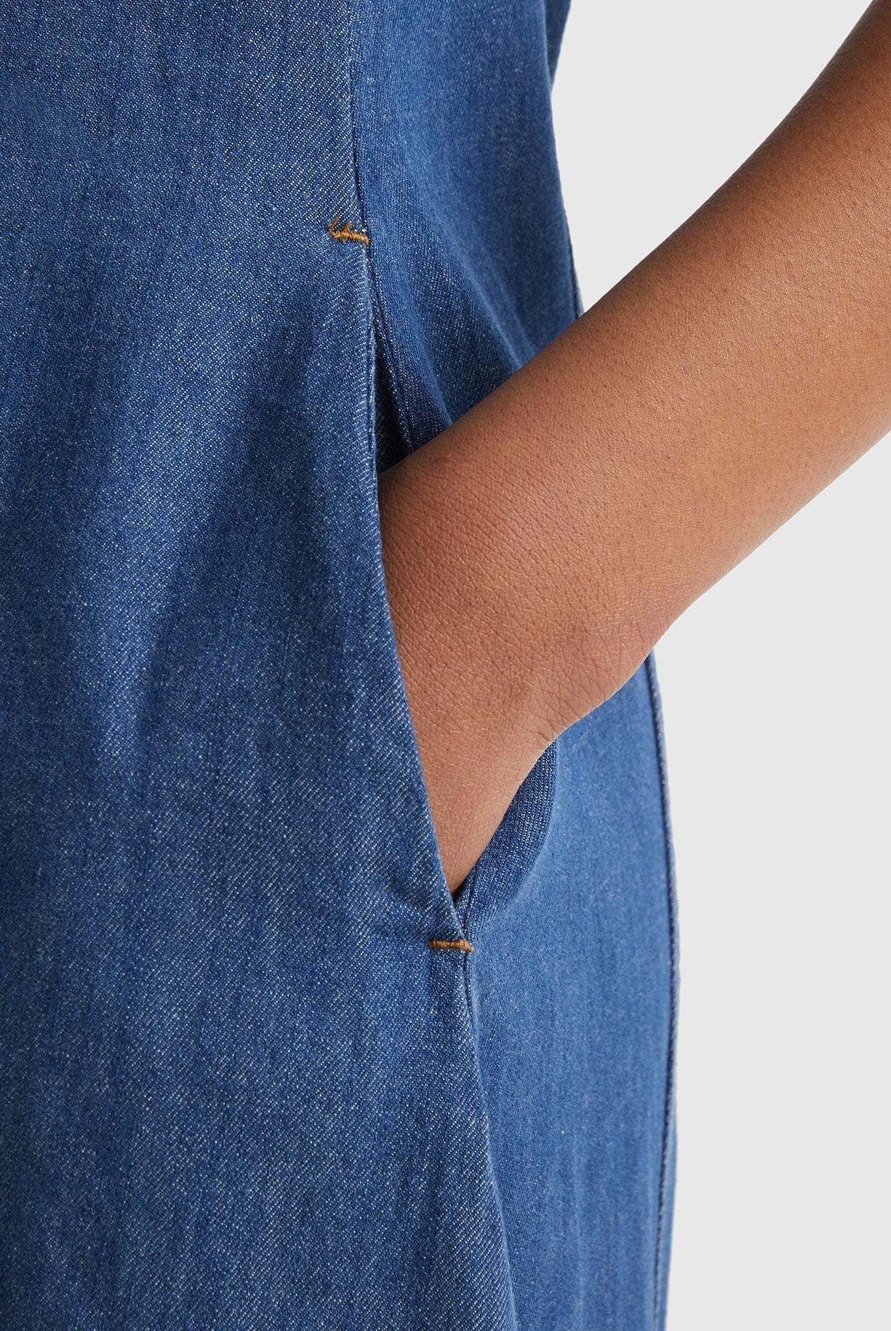 يونايتد كولورز اوف بينيتون فستان ميدي من مزيج القطن مع سحاب من الدنيم وتفاصيل زخرفية