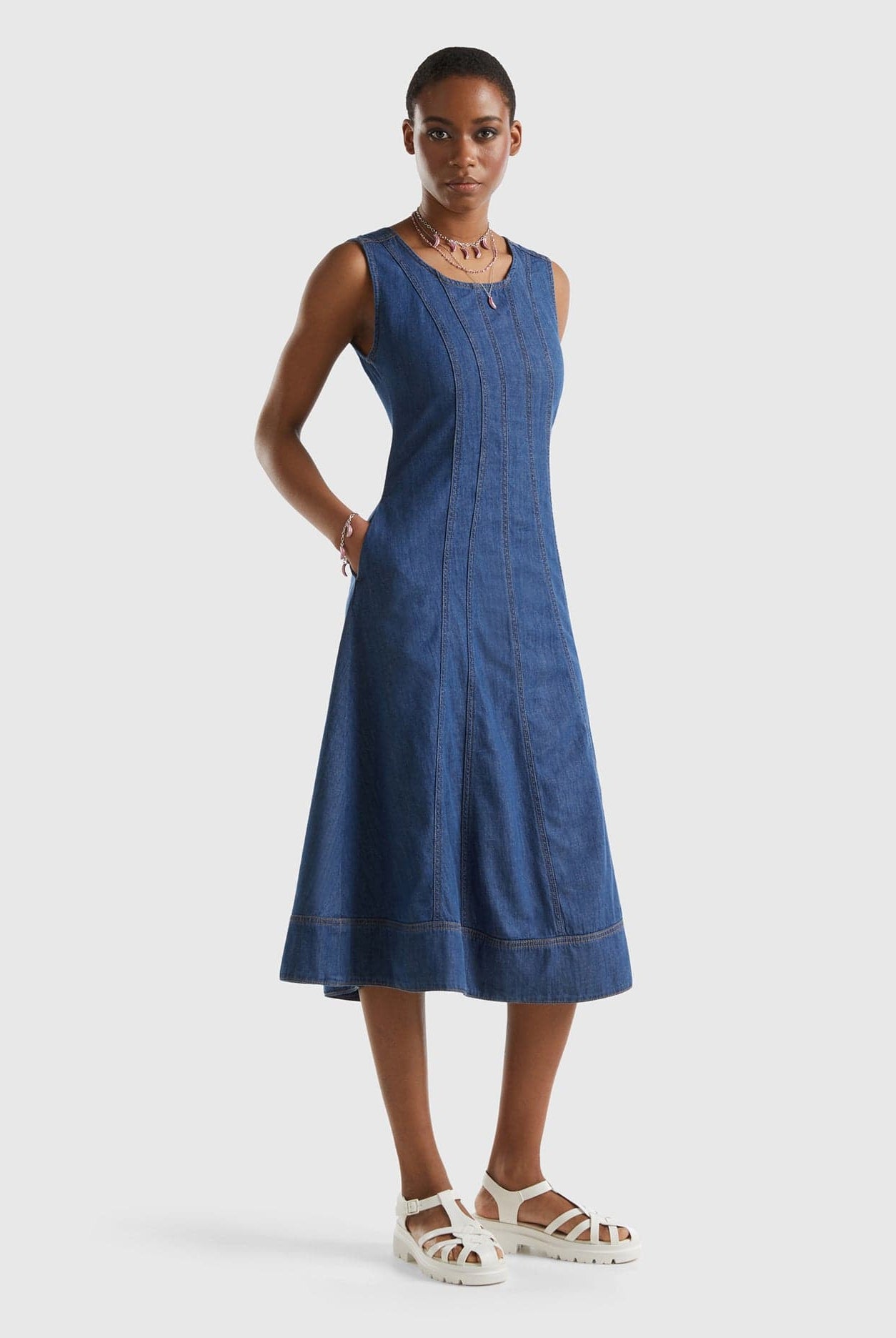 يونايتد كولورز اوف بينيتون فستان ميدي من مزيج القطن مع سحاب من الدنيم وتفاصيل زخرفية