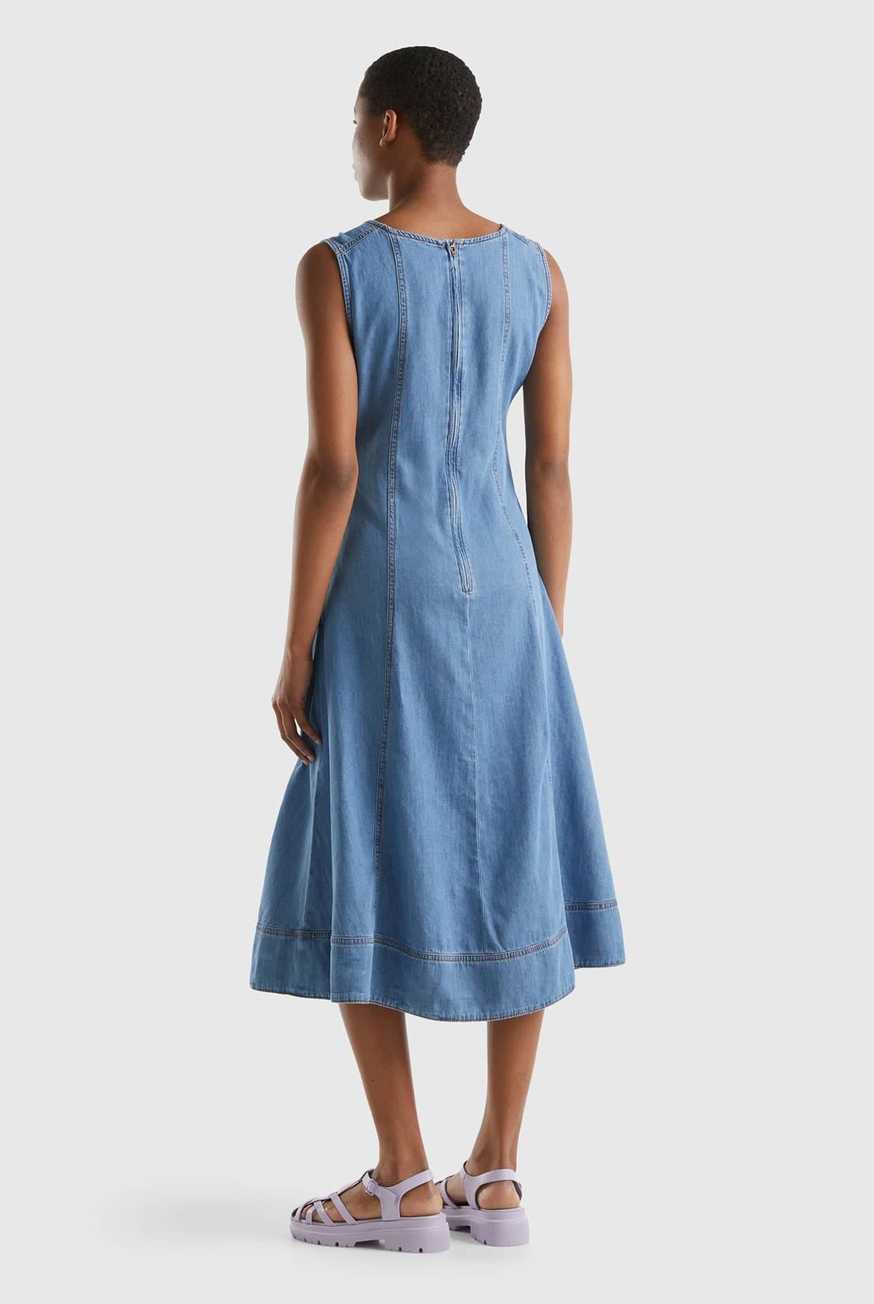 يونايتد كولورز اوف بينيتون فستان ميدي من مزيج القطن مع سحاب من الدنيم وتفاصيل زخرفية