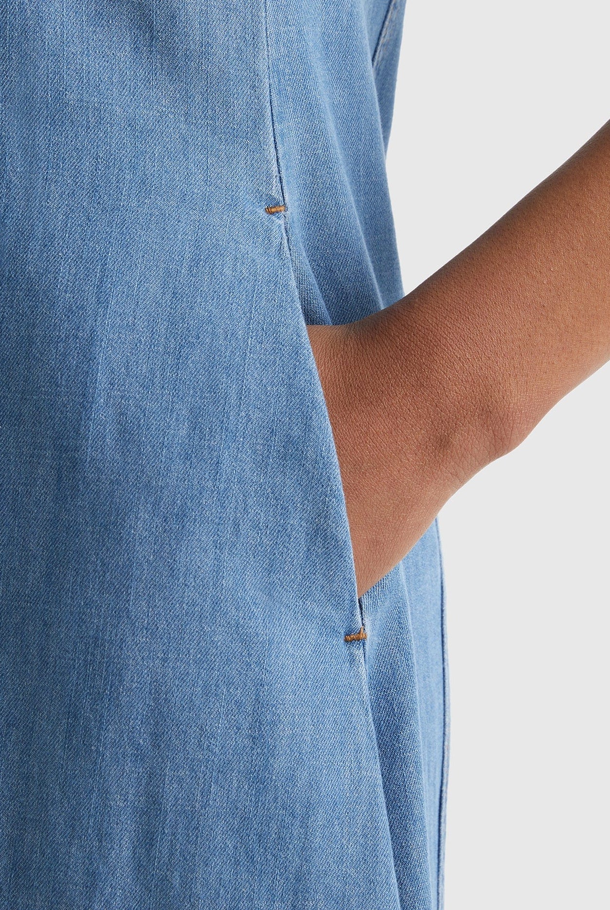 يونايتد كولورز اوف بينيتون فستان ميدي من مزيج القطن مع سحاب من الدنيم وتفاصيل زخرفية