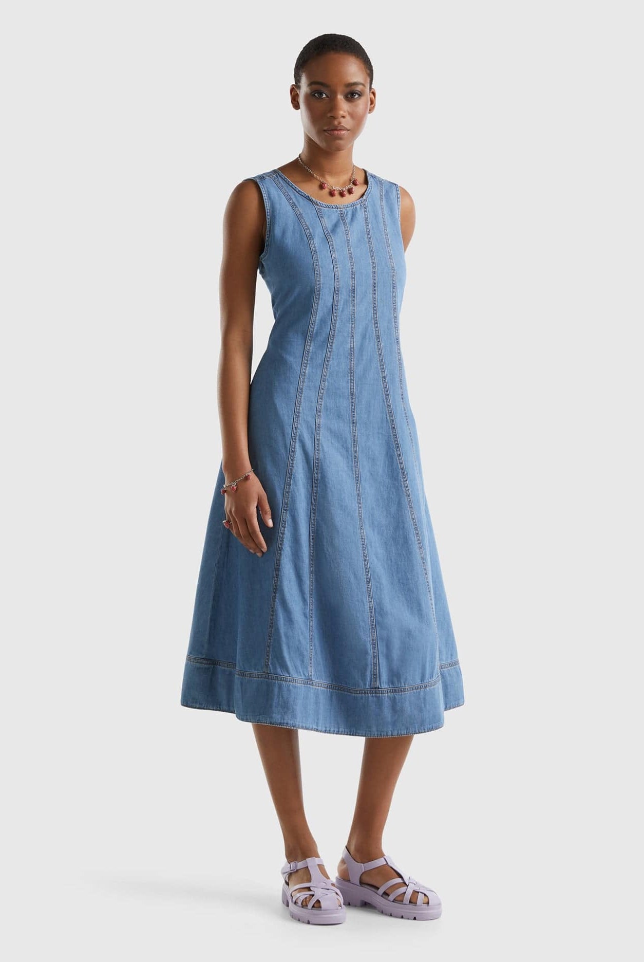 يونايتد كولورز اوف بينيتون فستان ميدي من مزيج القطن مع سحاب من الدنيم وتفاصيل زخرفية