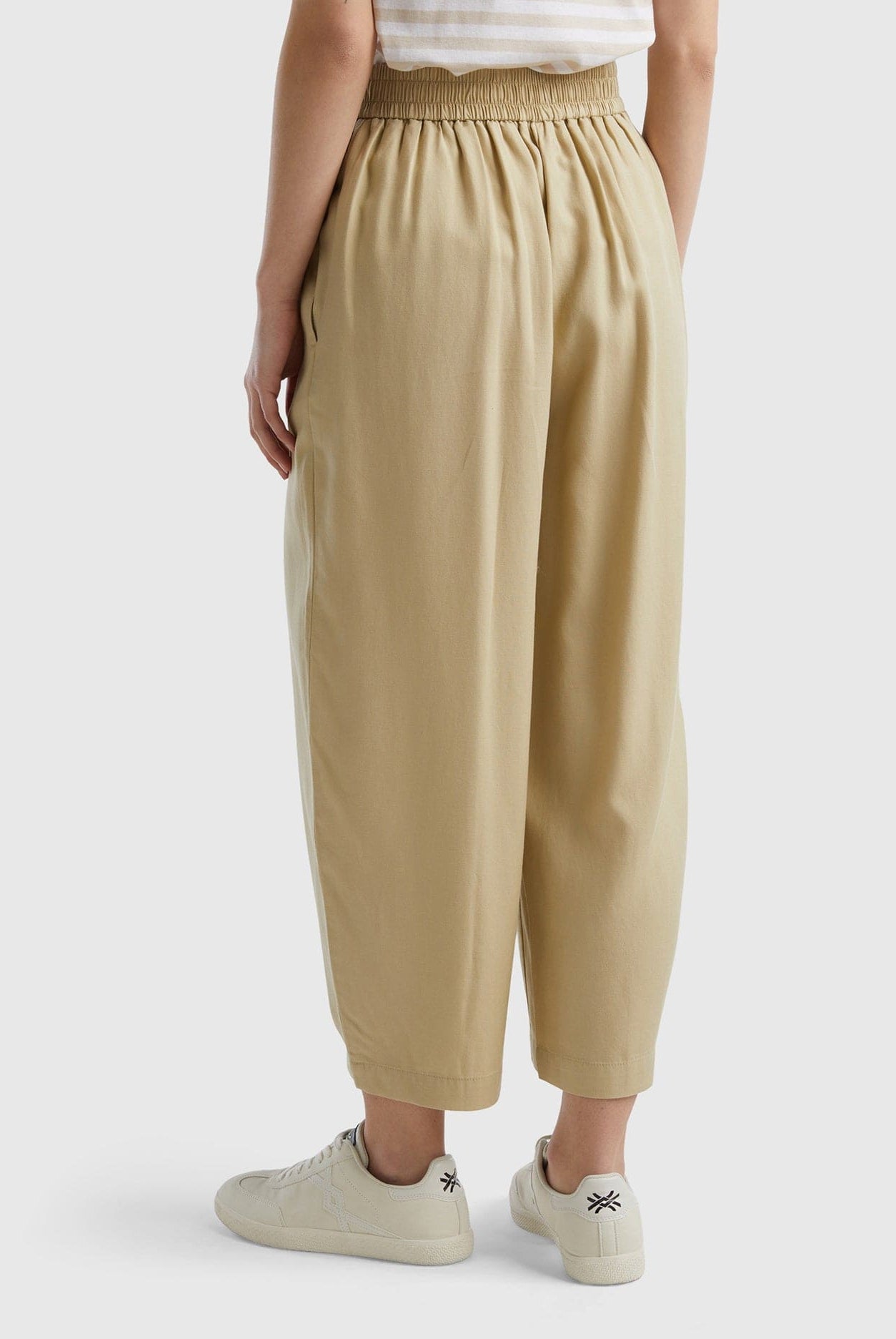 يونايتد كولورز اوف بينيتون بنطلون مقصوص بطيات واسع نسائي