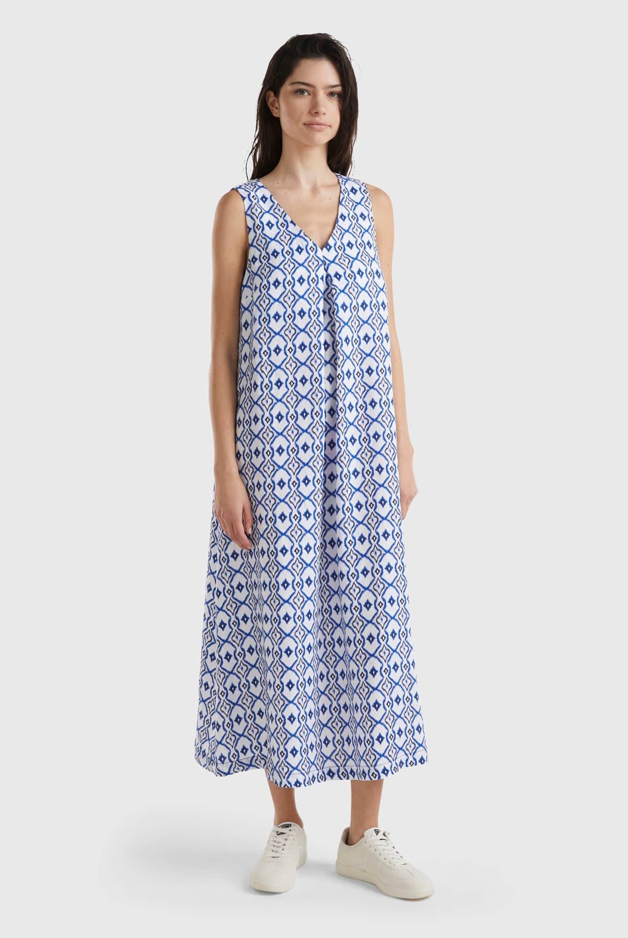 يونايتد كولورز اوف بينيتون فستان نسائي ميدي بدون أكمام بياقة على شكل V من الكتان