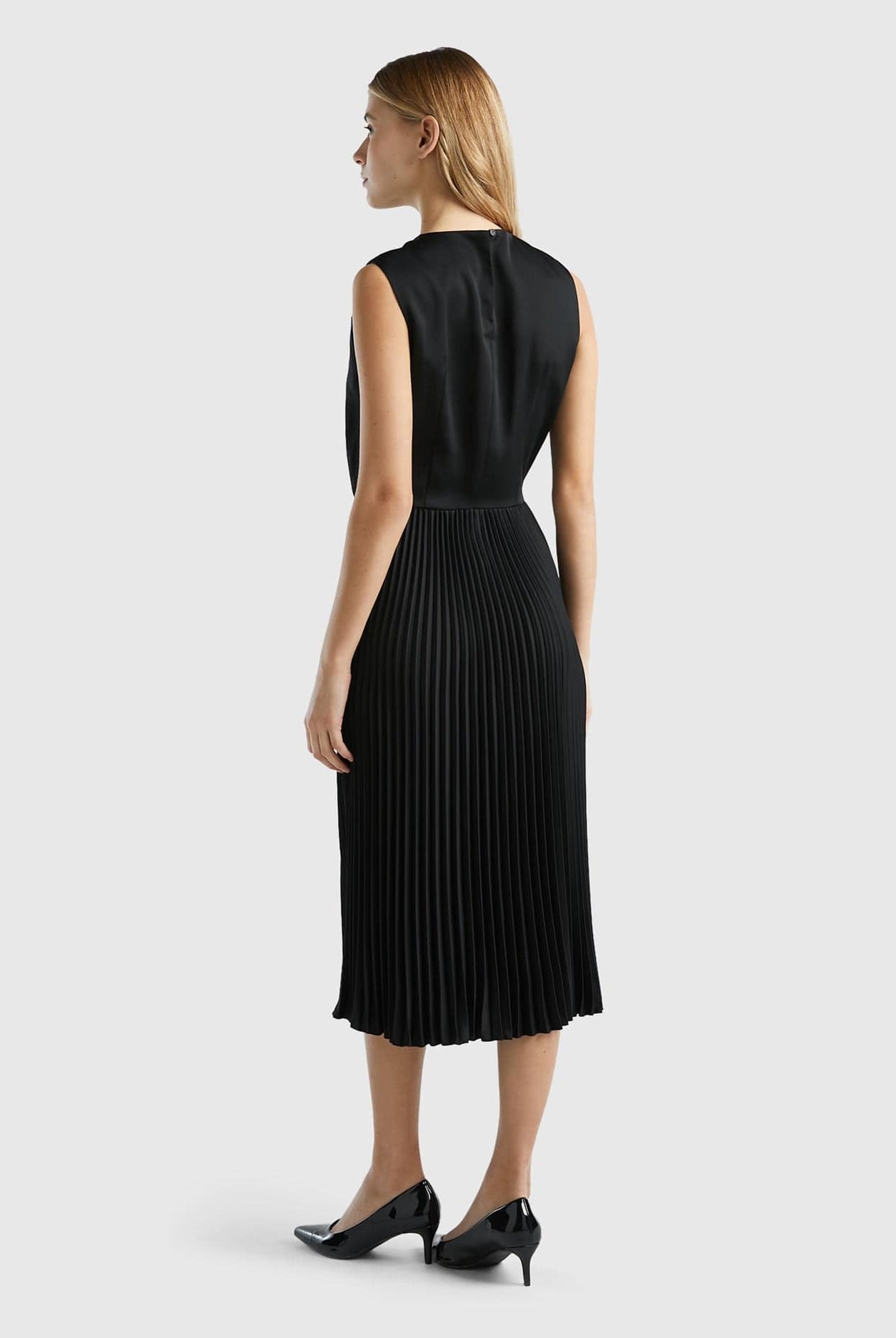 يونايتد كولورز اوف بينيتون فستان نسائي ميدي بتنورة مطوية