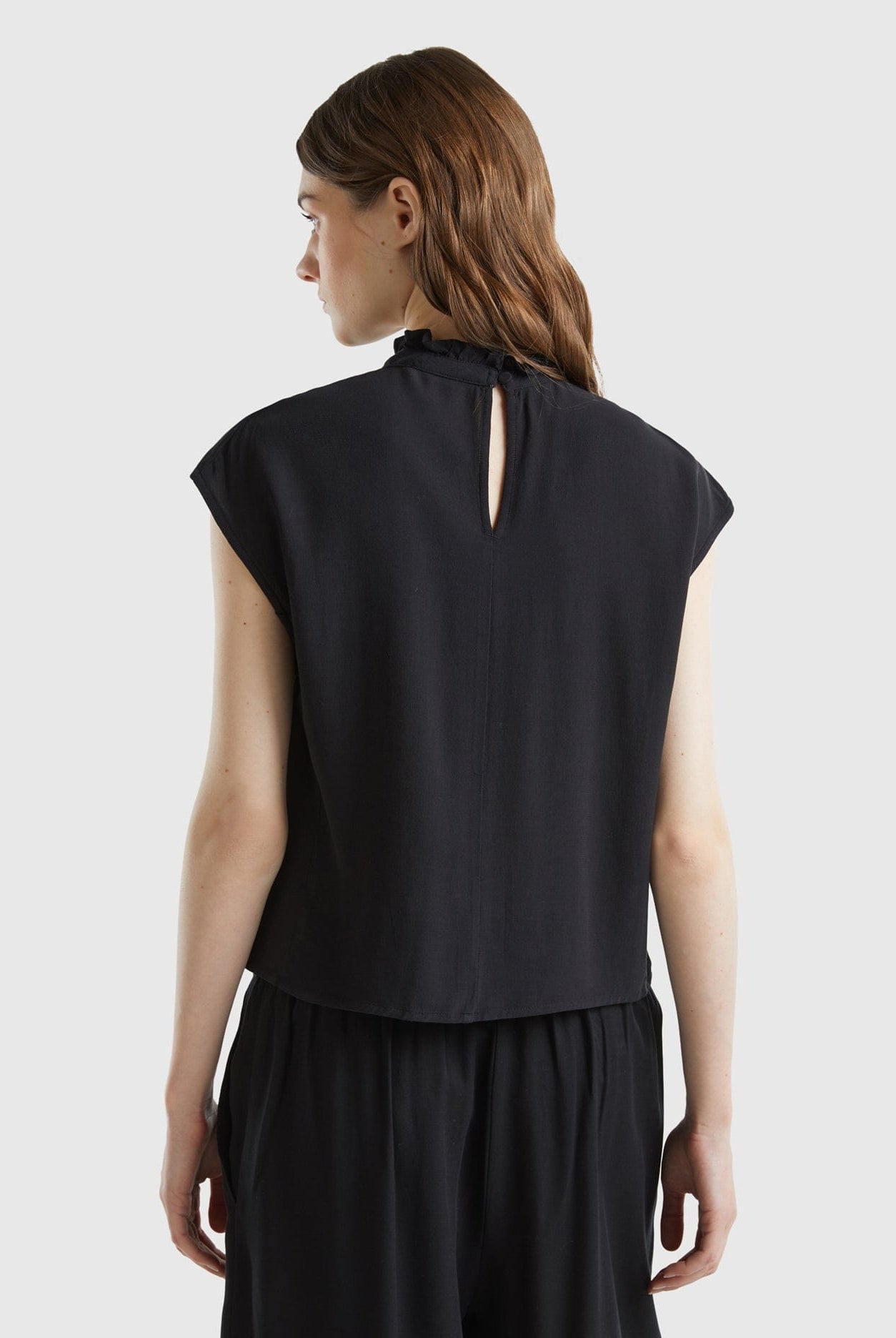 يونايتد كولورز اوف بينيتون بلوزة سوداء نسائية كم قصير سادة نسائي