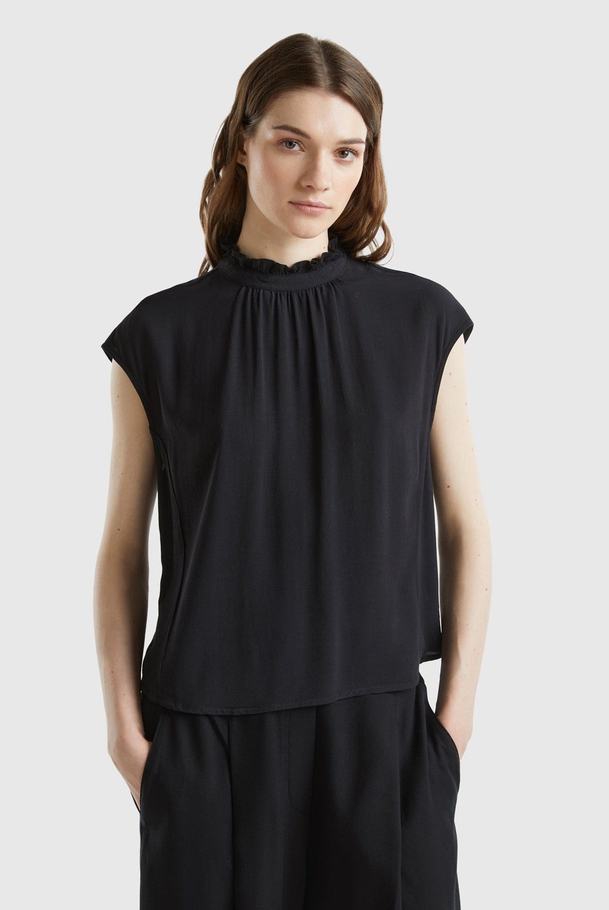 يونايتد كولورز اوف بينيتون بلوزة سوداء نسائية كم قصير سادة نسائي